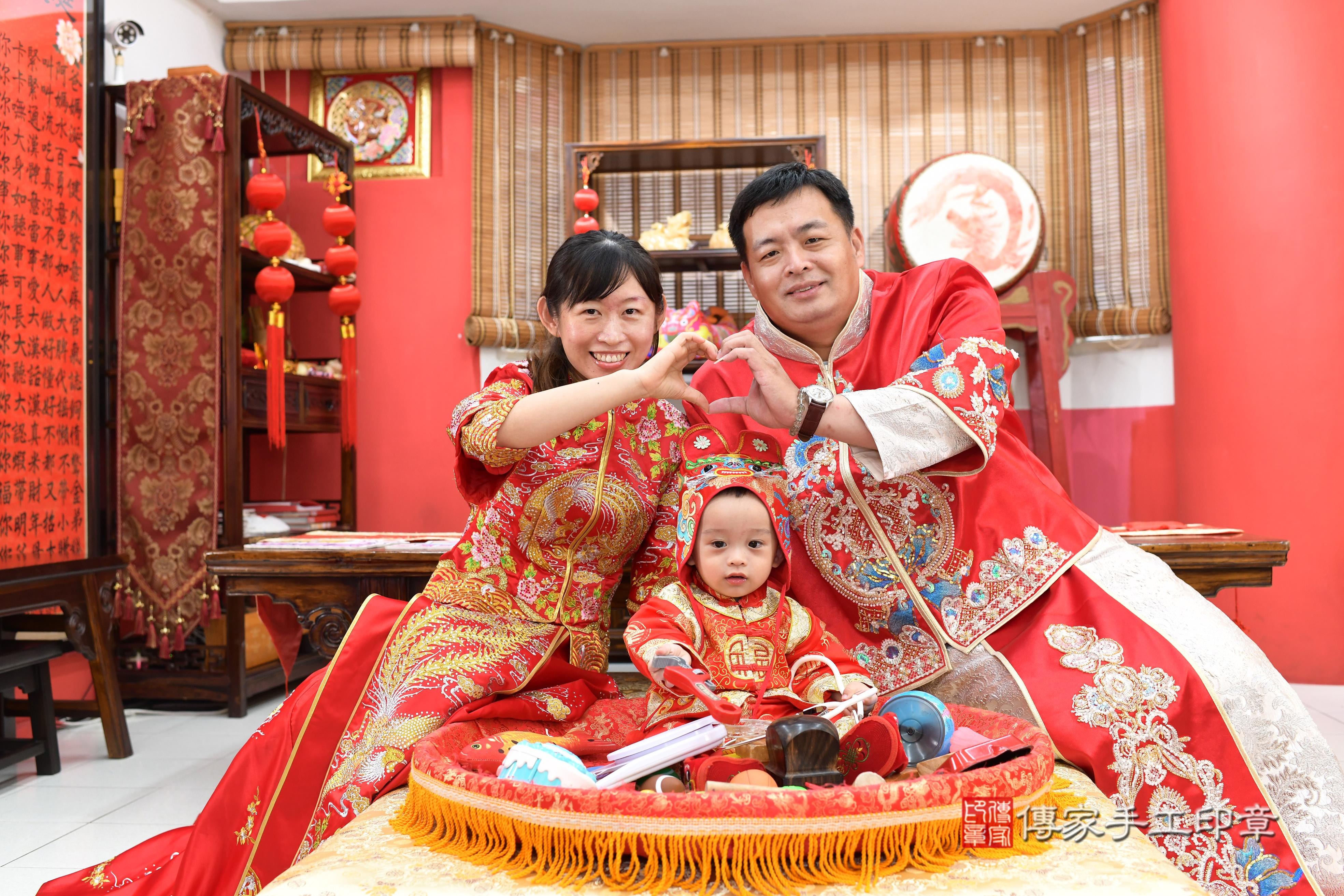 傳家手工印章高雄店、抓周、度脺、中國風會場、傳家嬰兒古禮、吉祥話、抓周道具物品24種、拍照。抓周證書。寶寶抓周、滿周歲、生日快樂、祝福 傳家手工印章高雄店、抓周、度脺、中國風會場、傳家嬰兒古禮、吉祥話、抓周道具物品24種、拍照。抓周證書。寶寶抓周、滿周歲、生日快樂、祝福