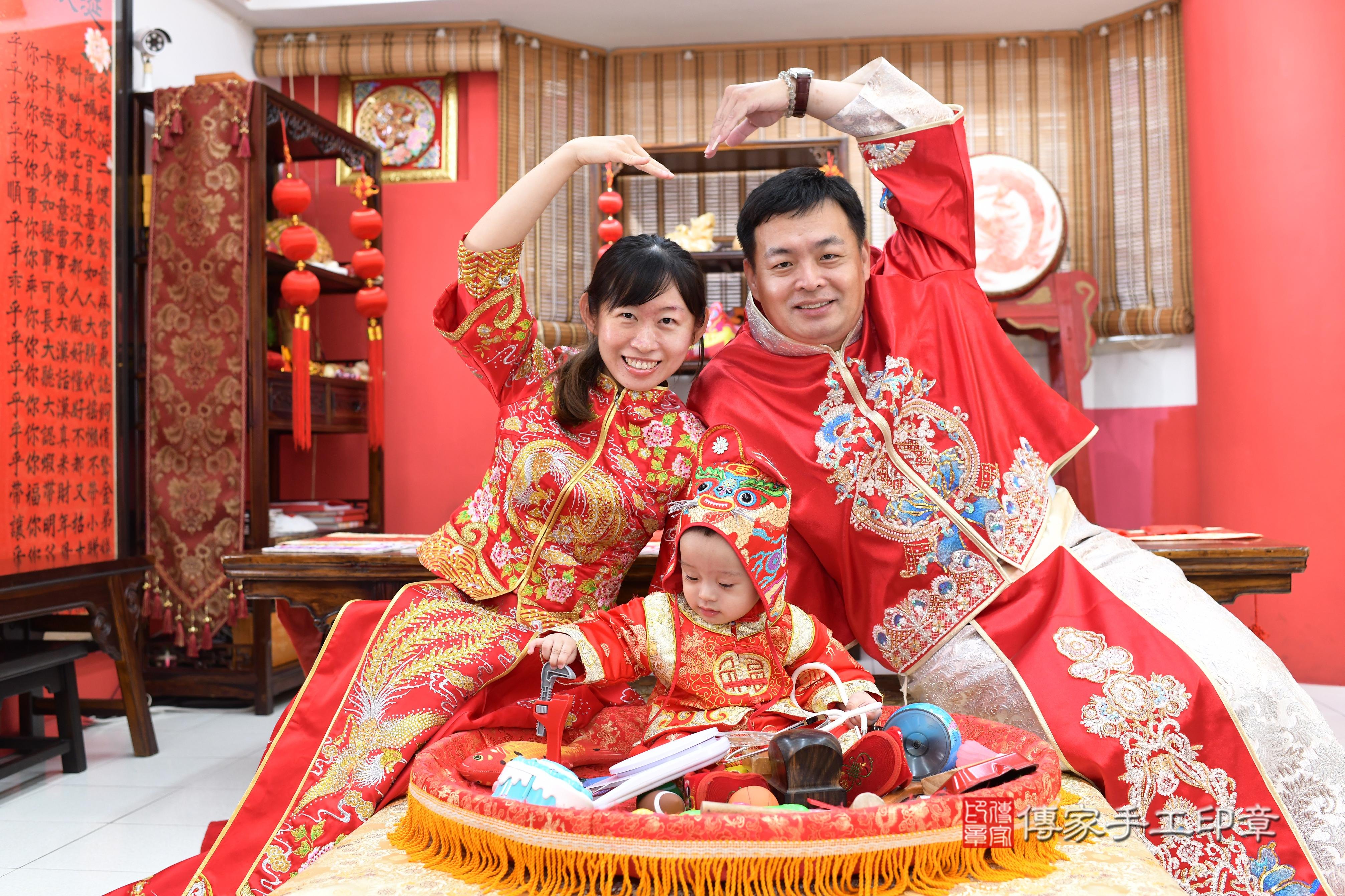 傳家手工印章高雄店、抓周、度脺、中國風會場、傳家嬰兒古禮、吉祥話、抓周道具物品24種、拍照。抓周證書。寶寶抓周、滿周歲、生日快樂、祝福 傳家手工印章高雄店、抓周、度脺、中國風會場、傳家嬰兒古禮、吉祥話、抓周道具物品24種、拍照。抓周證書。寶寶抓周、滿周歲、生日快樂、祝福