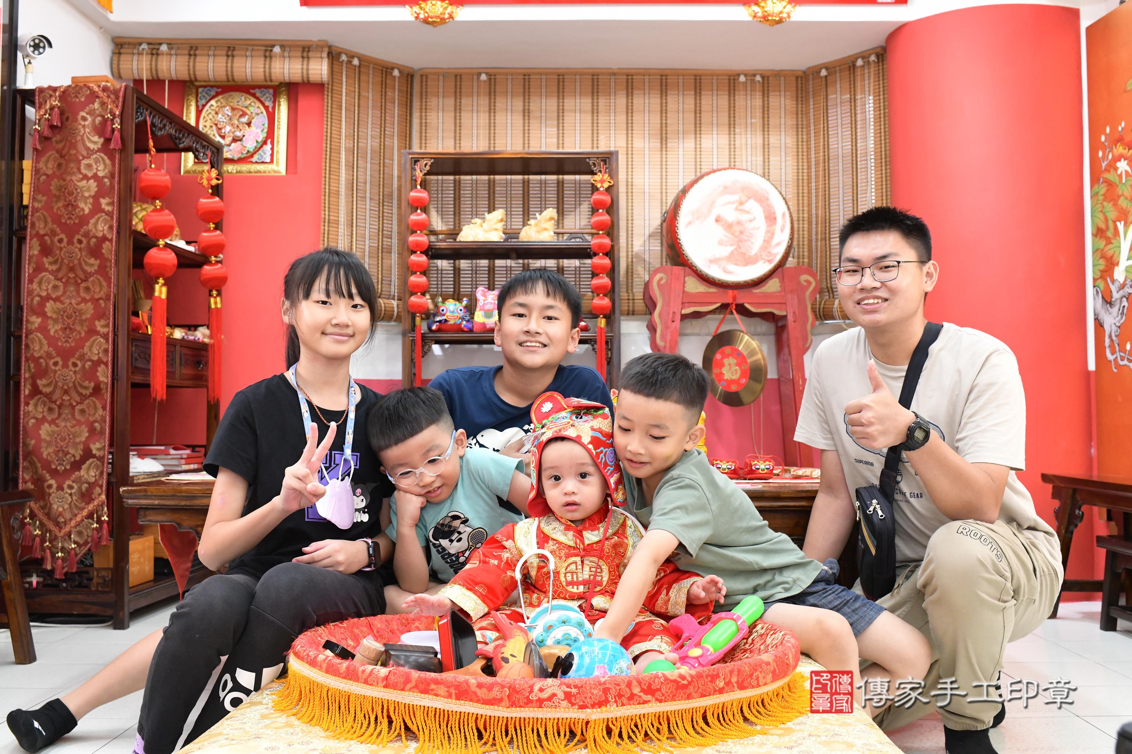 傳家手工印章高雄店、抓周、度脺、中國風會場、傳家嬰兒古禮、吉祥話、抓周道具物品24種、拍照。抓周證書。寶寶抓周、滿周歲、生日快樂、祝福 傳家手工印章高雄店、抓周、度脺、中國風會場、傳家嬰兒古禮、吉祥話、抓周道具物品24種、拍照。抓周證書。寶寶抓周、滿周歲、生日快樂、祝福