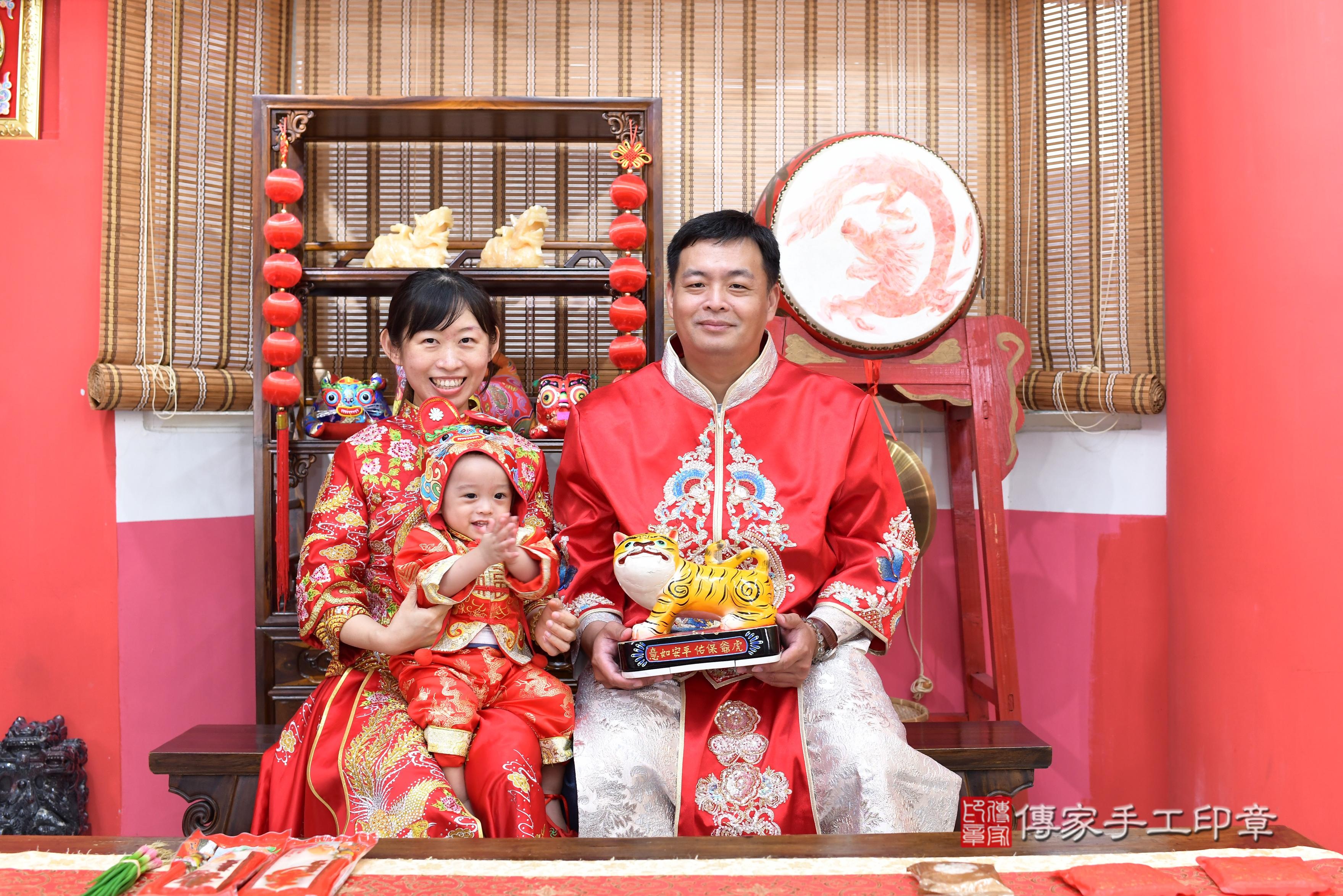 傳家手工印章高雄店、抓周、度脺、中國風會場、傳家嬰兒古禮、吉祥話、抓周道具物品24種、拍照。抓周證書。寶寶抓周、滿周歲、生日快樂、祝福 傳家手工印章高雄店、抓周、度脺、中國風會場、傳家嬰兒古禮、吉祥話、抓周道具物品24種、拍照。抓周證書。寶寶抓周、滿周歲、生日快樂、祝福