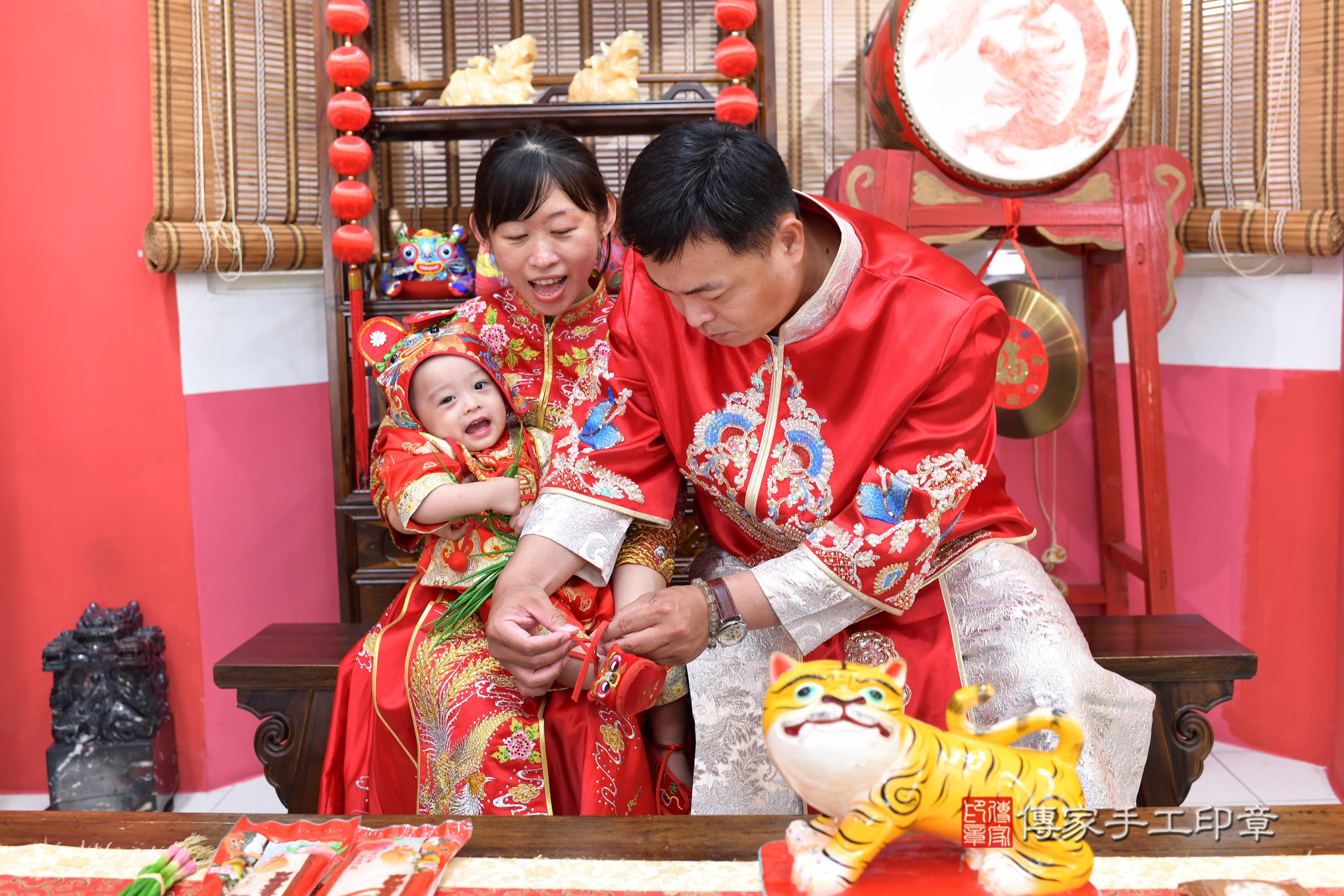 傳家手工印章高雄店、抓周、度脺、中國風會場、傳家嬰兒古禮、吉祥話、抓周道具物品24種、拍照。抓周證書。寶寶抓周、滿周歲、生日快樂、祝福 傳家手工印章高雄店、抓周、度脺、中國風會場、傳家嬰兒古禮、吉祥話、抓周道具物品24種、拍照。抓周證書。寶寶抓周、滿周歲、生日快樂、祝福