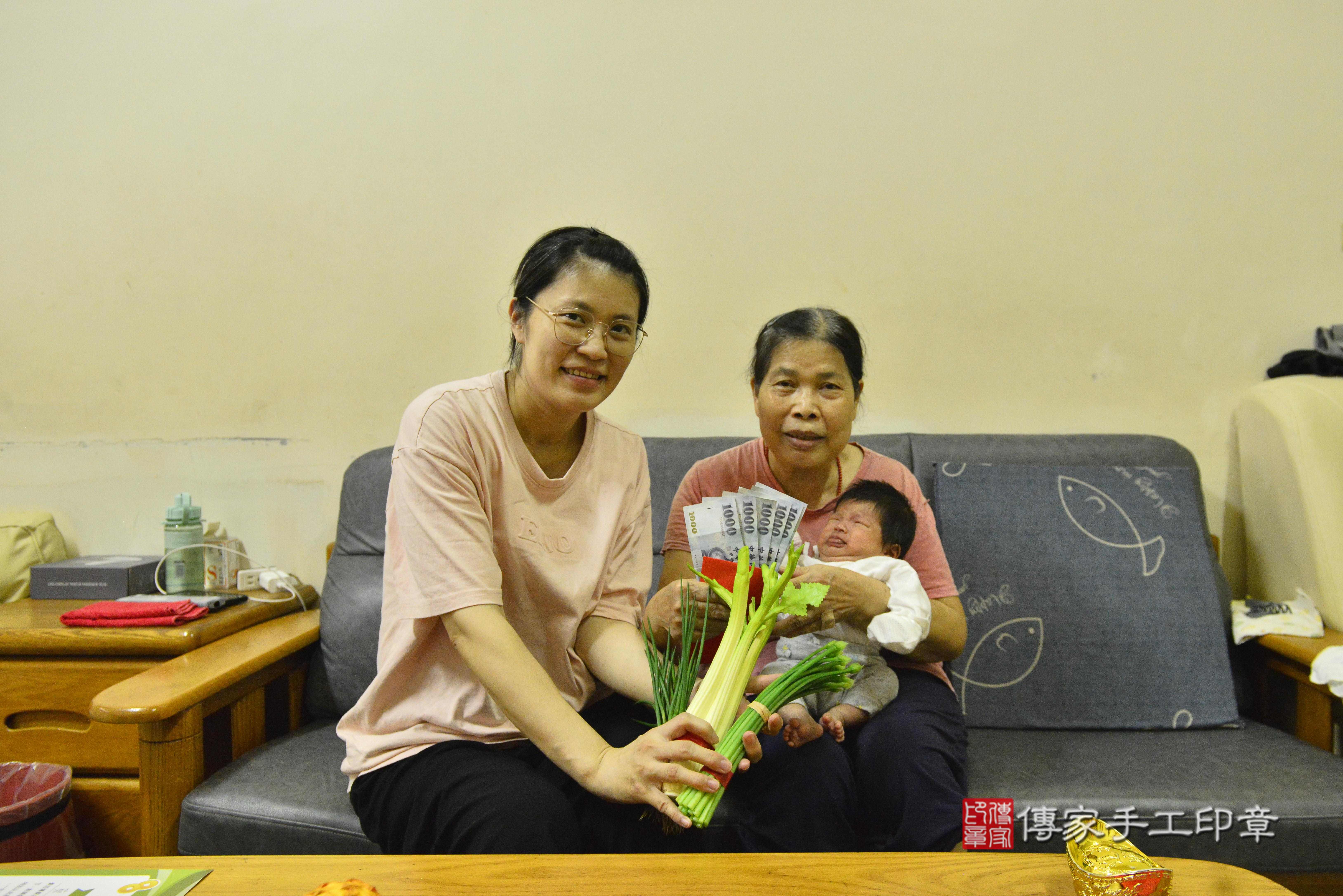 傳家手工印章高雄店、抓周、度脺、中國風會場、傳家嬰兒古禮、吉祥話、抓周道具物品24種、拍照。抓周證書。寶寶抓周、滿周歲、生日快樂、祝福 傳家手工印章高雄店、抓周、度脺、中國風會場、傳家嬰兒古禮、吉祥話、抓周道具物品24種、拍照。抓周證書。寶寶抓周、滿周歲、生日快樂、祝福