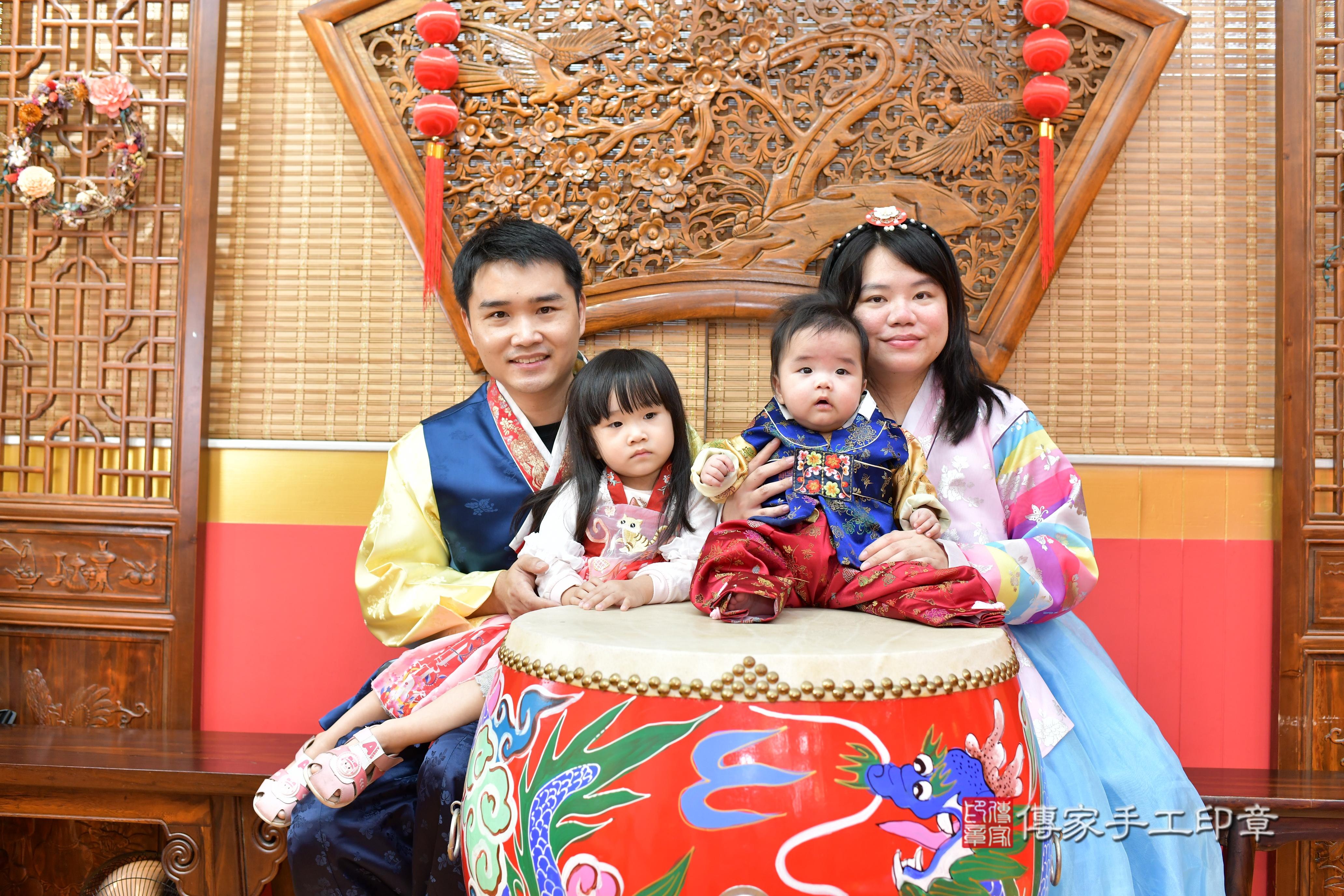 傳家手工印章桃園店、抓周、度脺、美式風會場、傳家嬰兒古禮、吉祥話、抓周道具物品24種、拍照。抓周證書。寶寶抓周、滿周歲、生日快樂、祝福 傳家手工印章桃園店、抓周、度脺、美式風會場、傳家嬰兒古禮、吉祥話、抓周道具物品24種、拍照。抓周證書。寶寶抓周、滿周歲、生日快樂、祝福