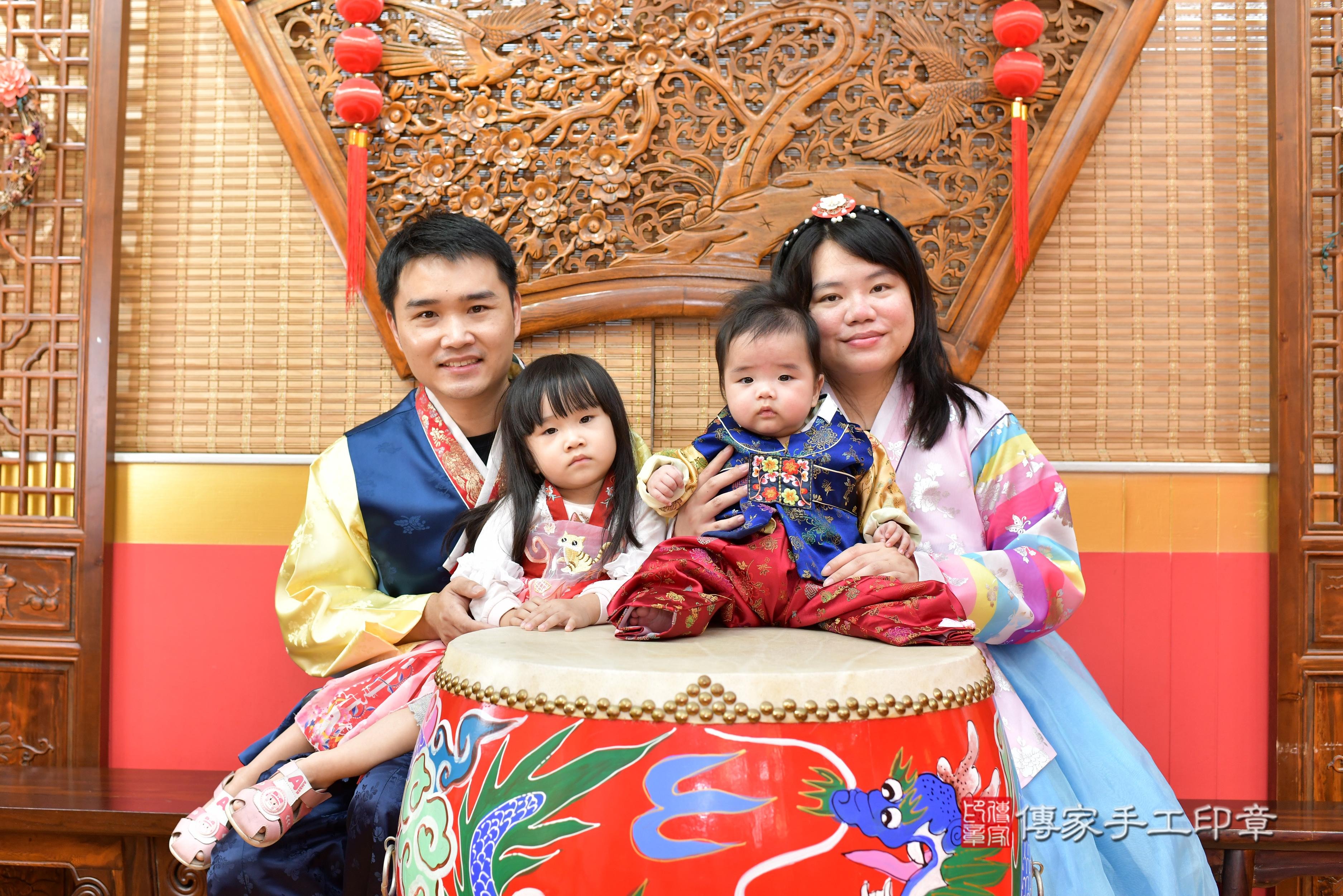 傳家手工印章桃園店、抓周、度脺、美式風會場、傳家嬰兒古禮、吉祥話、抓周道具物品24種、拍照。抓周證書。寶寶抓周、滿周歲、生日快樂、祝福 傳家手工印章桃園店、抓周、度脺、美式風會場、傳家嬰兒古禮、吉祥話、抓周道具物品24種、拍照。抓周證書。寶寶抓周、滿周歲、生日快樂、祝福