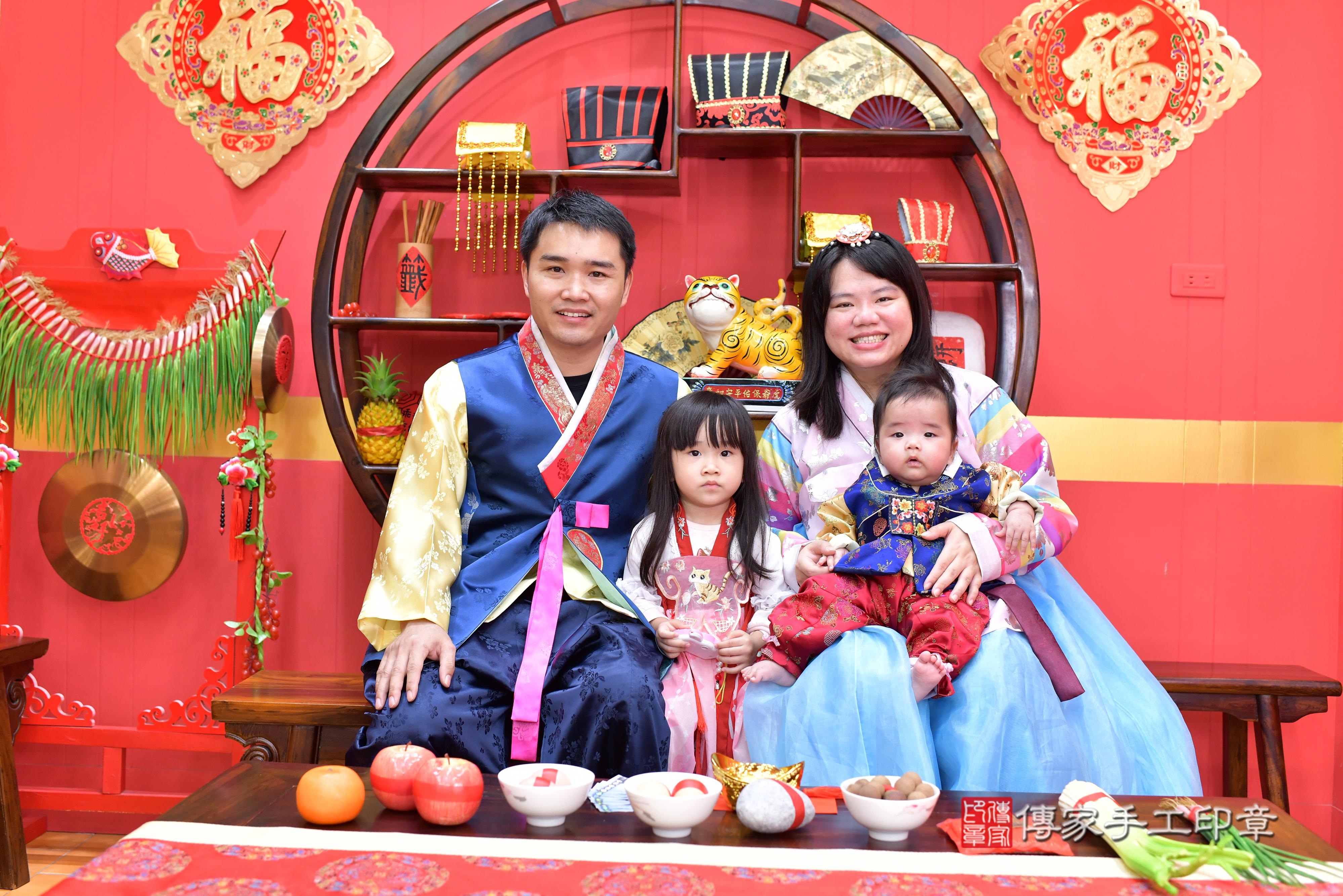 傳家手工印章桃園店、抓周、度脺、美式風會場、傳家嬰兒古禮、吉祥話、抓周道具物品24種、拍照。抓周證書。寶寶抓周、滿周歲、生日快樂、祝福