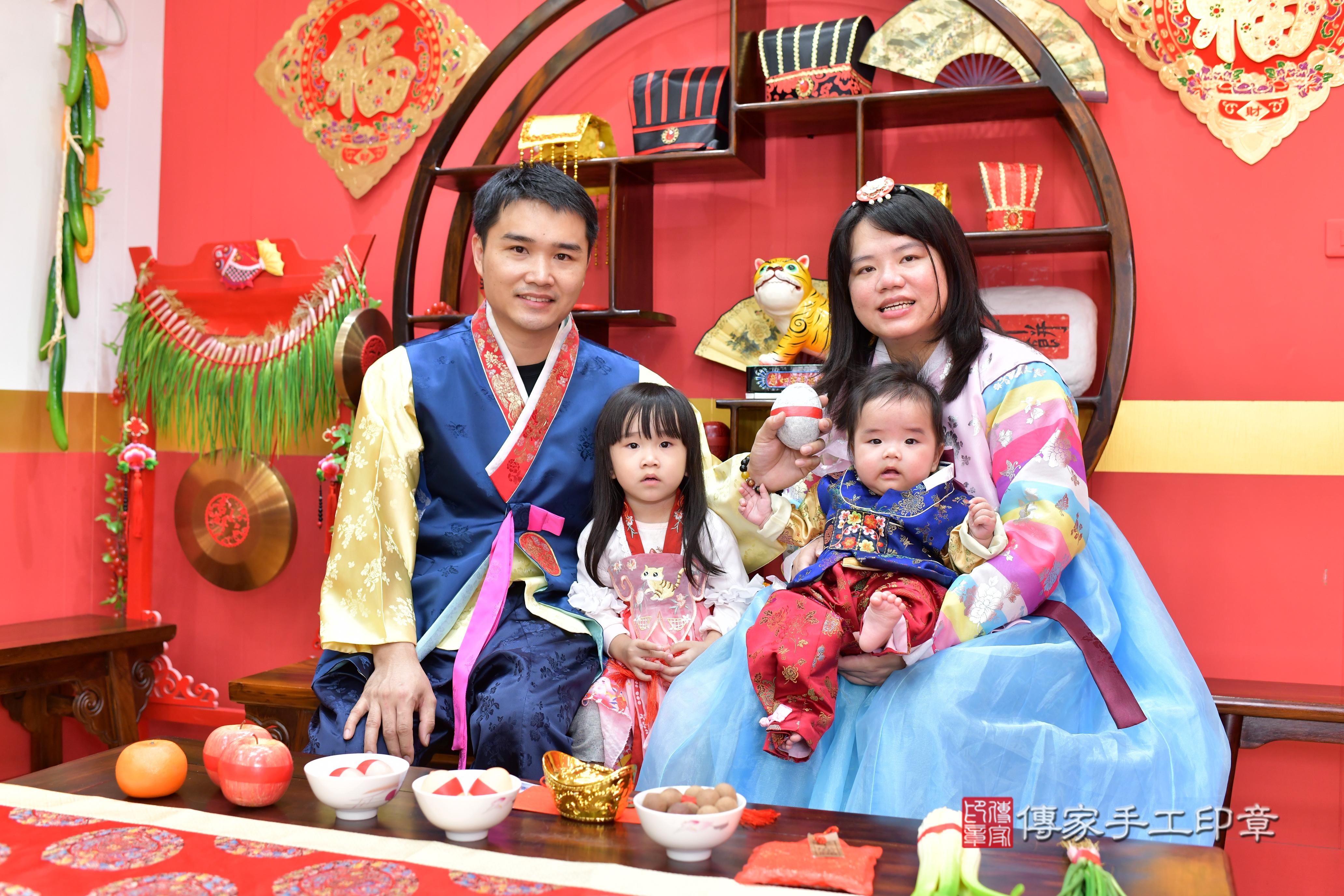 傳家手工印章桃園店、抓周、度脺、美式風會場、傳家嬰兒古禮、吉祥話、抓周道具物品24種、拍照。抓周證書。寶寶抓周、滿周歲、生日快樂、祝福 傳家手工印章桃園店、抓周、度脺、美式風會場、傳家嬰兒古禮、吉祥話、抓周道具物品24種、拍照。抓周證書。寶寶抓周、滿周歲、生日快樂、祝福