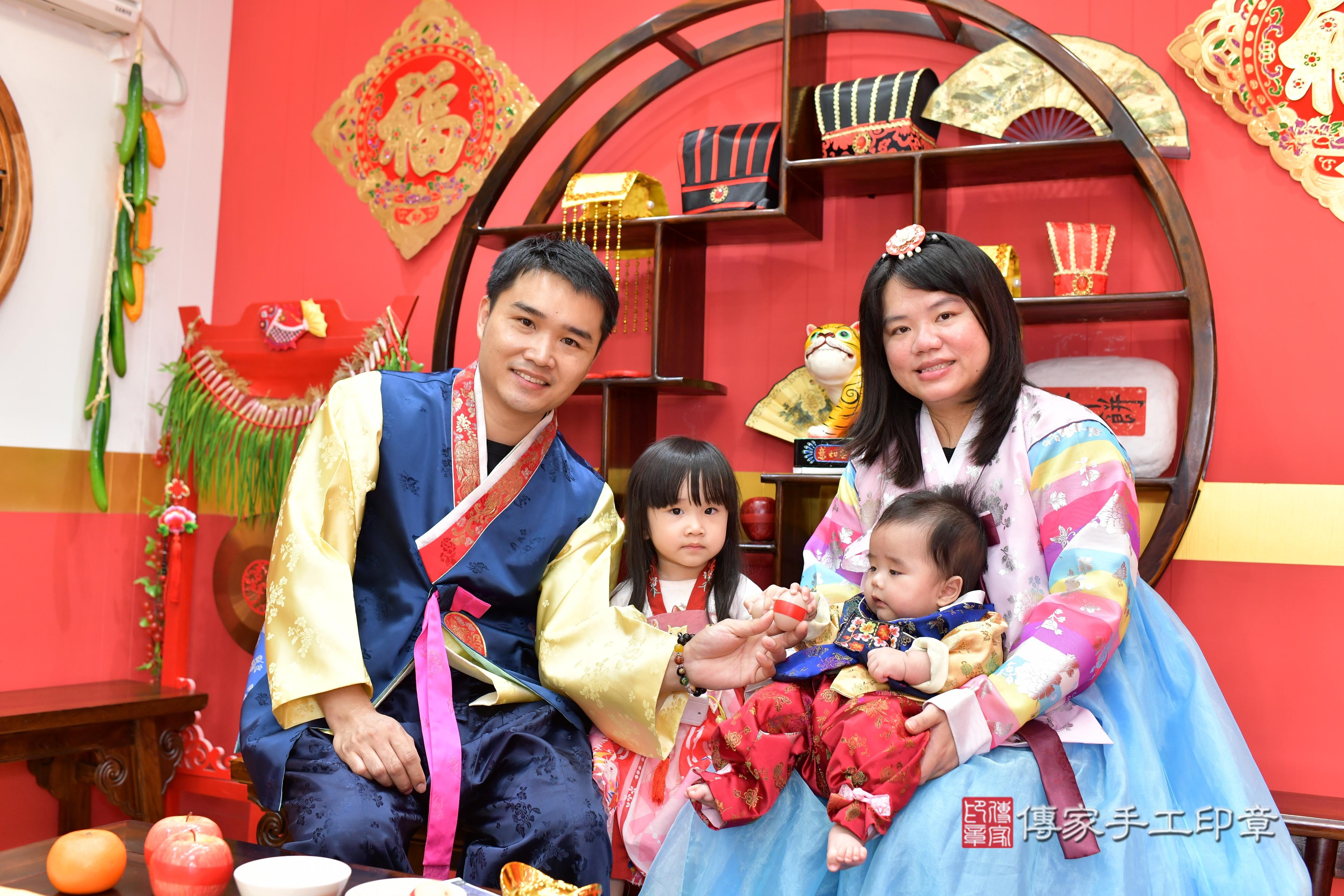 傳家手工印章桃園店、抓周、度脺、美式風會場、傳家嬰兒古禮、吉祥話、抓周道具物品24種、拍照。抓周證書。寶寶抓周、滿周歲、生日快樂、祝福 傳家手工印章桃園店、抓周、度脺、美式風會場、傳家嬰兒古禮、吉祥話、抓周道具物品24種、拍照。抓周證書。寶寶抓周、滿周歲、生日快樂、祝福