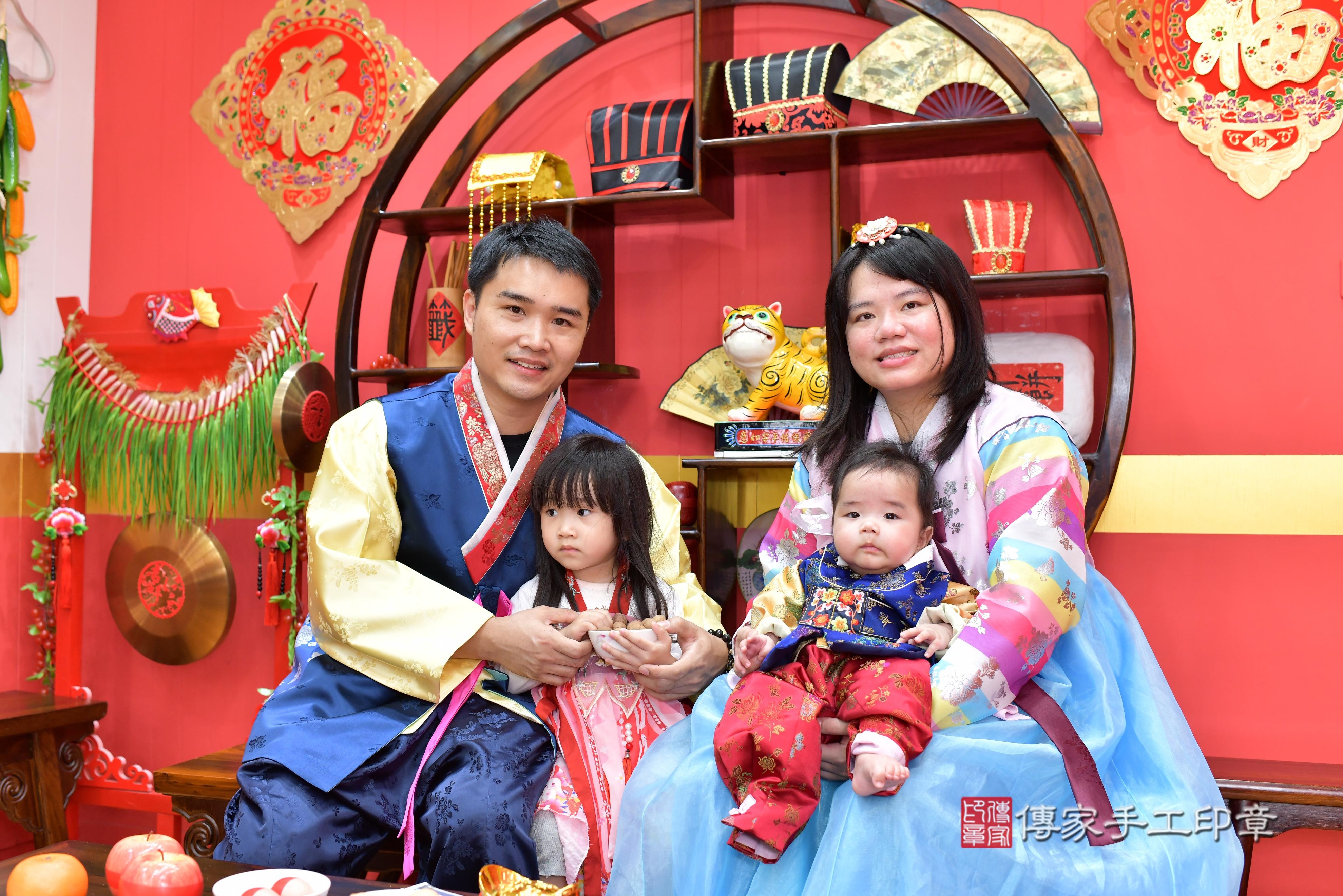 傳家手工印章桃園店、抓周、度脺、美式風會場、傳家嬰兒古禮、吉祥話、抓周道具物品24種、拍照。抓周證書。寶寶抓周、滿周歲、生日快樂、祝福 傳家手工印章桃園店、抓周、度脺、美式風會場、傳家嬰兒古禮、吉祥話、抓周道具物品24種、拍照。抓周證書。寶寶抓周、滿周歲、生日快樂、祝福