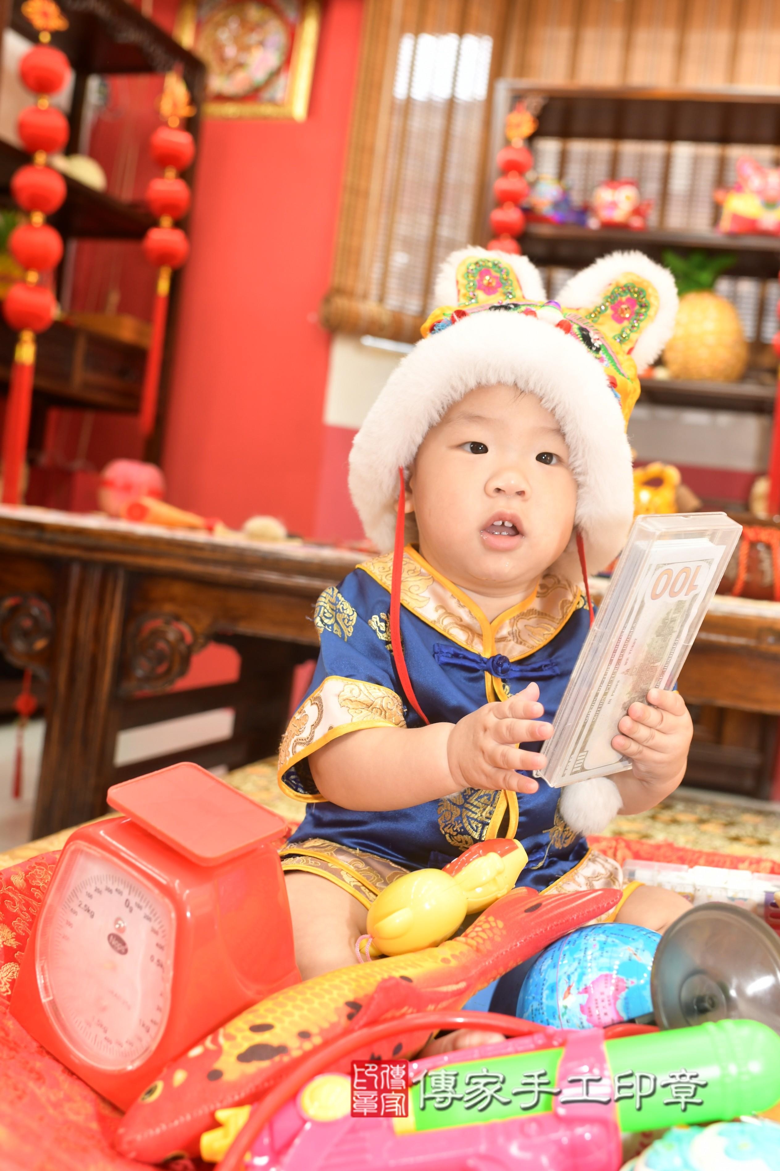 傳家手工印章高雄店、抓周、度脺、中國風會場、傳家嬰兒古禮、吉祥話、抓周道具物品24種、拍照。抓周證書。寶寶抓周、滿周歲、生日快樂、祝福 傳家手工印章高雄店、抓周、度脺、中國風會場、傳家嬰兒古禮、吉祥話、抓周道具物品24種、拍照。抓周證書。寶寶抓周、滿周歲、生日快樂、祝福