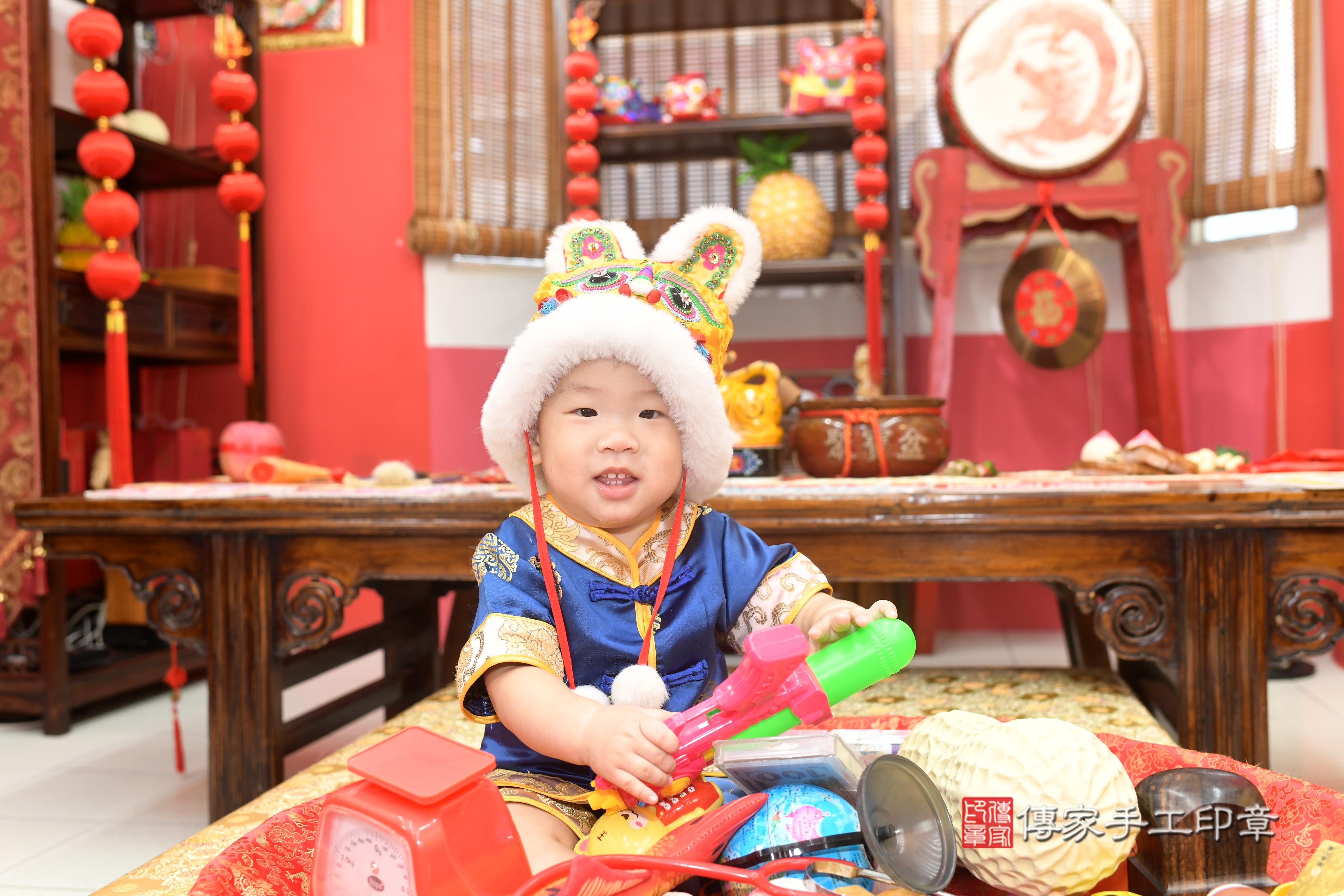 傳家手工印章高雄店、抓周、度脺、中國風會場、傳家嬰兒古禮、吉祥話、抓周道具物品24種、拍照。抓周證書。寶寶抓周、滿周歲、生日快樂、祝福 傳家手工印章高雄店、抓周、度脺、中國風會場、傳家嬰兒古禮、吉祥話、抓周道具物品24種、拍照。抓周證書。寶寶抓周、滿周歲、生日快樂、祝福