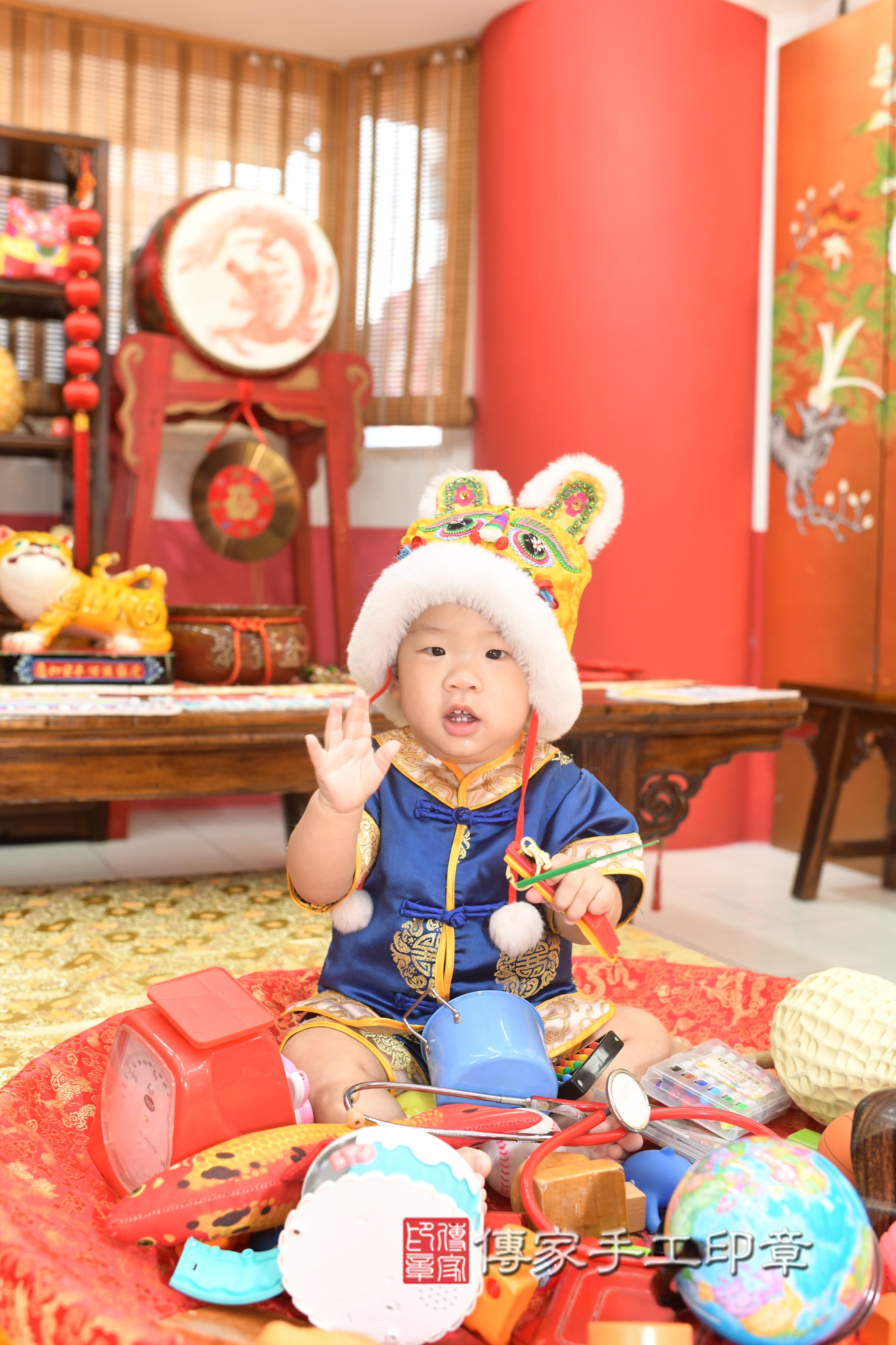 傳家手工印章高雄店、抓周、度脺、中國風會場、傳家嬰兒古禮、吉祥話、抓周道具物品24種、拍照。抓周證書。寶寶抓周、滿周歲、生日快樂、祝福 傳家手工印章高雄店、抓周、度脺、中國風會場、傳家嬰兒古禮、吉祥話、抓周道具物品24種、拍照。抓周證書。寶寶抓周、滿周歲、生日快樂、祝福