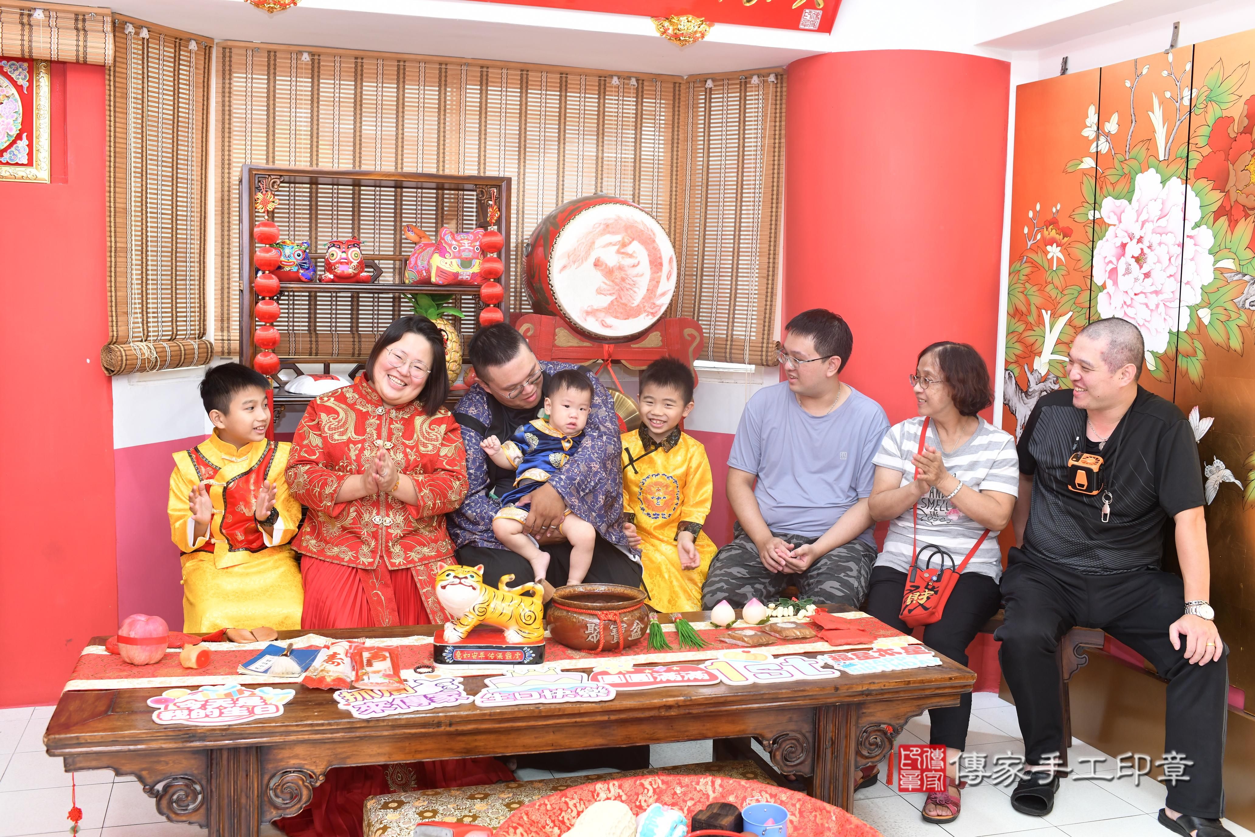 傳家手工印章高雄店、抓周、度脺、中國風會場、傳家嬰兒古禮、吉祥話、抓周道具物品24種、拍照。抓周證書。寶寶抓周、滿周歲、生日快樂、祝福 傳家手工印章高雄店、抓周、度脺、中國風會場、傳家嬰兒古禮、吉祥話、抓周道具物品24種、拍照。抓周證書。寶寶抓周、滿周歲、生日快樂、祝福