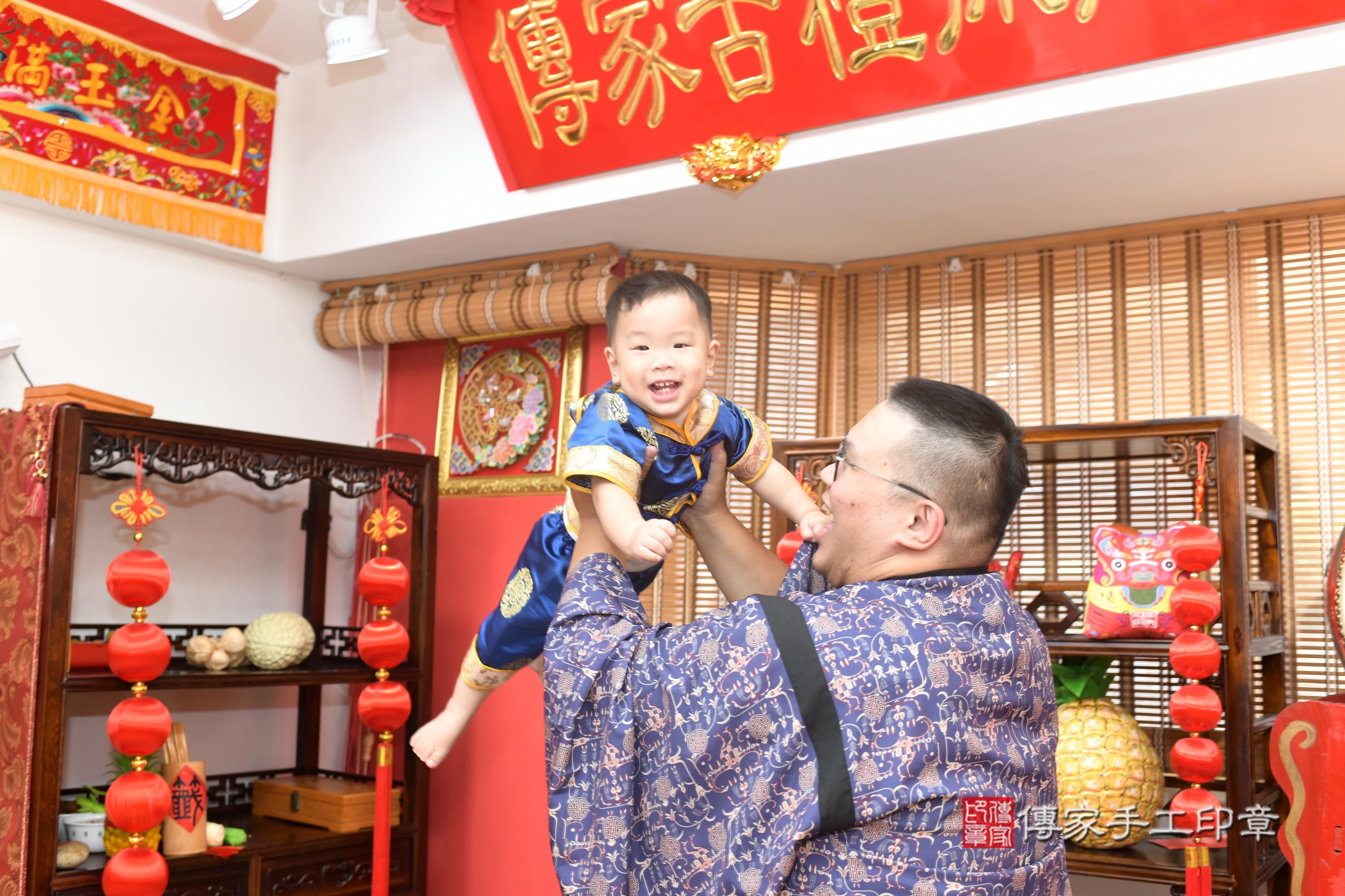 傳家手工印章高雄店、抓周、度脺、中國風會場、傳家嬰兒古禮、吉祥話、抓周道具物品24種、拍照。抓周證書。寶寶抓周、滿周歲、生日快樂、祝福 傳家手工印章高雄店、抓周、度脺、中國風會場、傳家嬰兒古禮、吉祥話、抓周道具物品24種、拍照。抓周證書。寶寶抓周、滿周歲、生日快樂、祝福