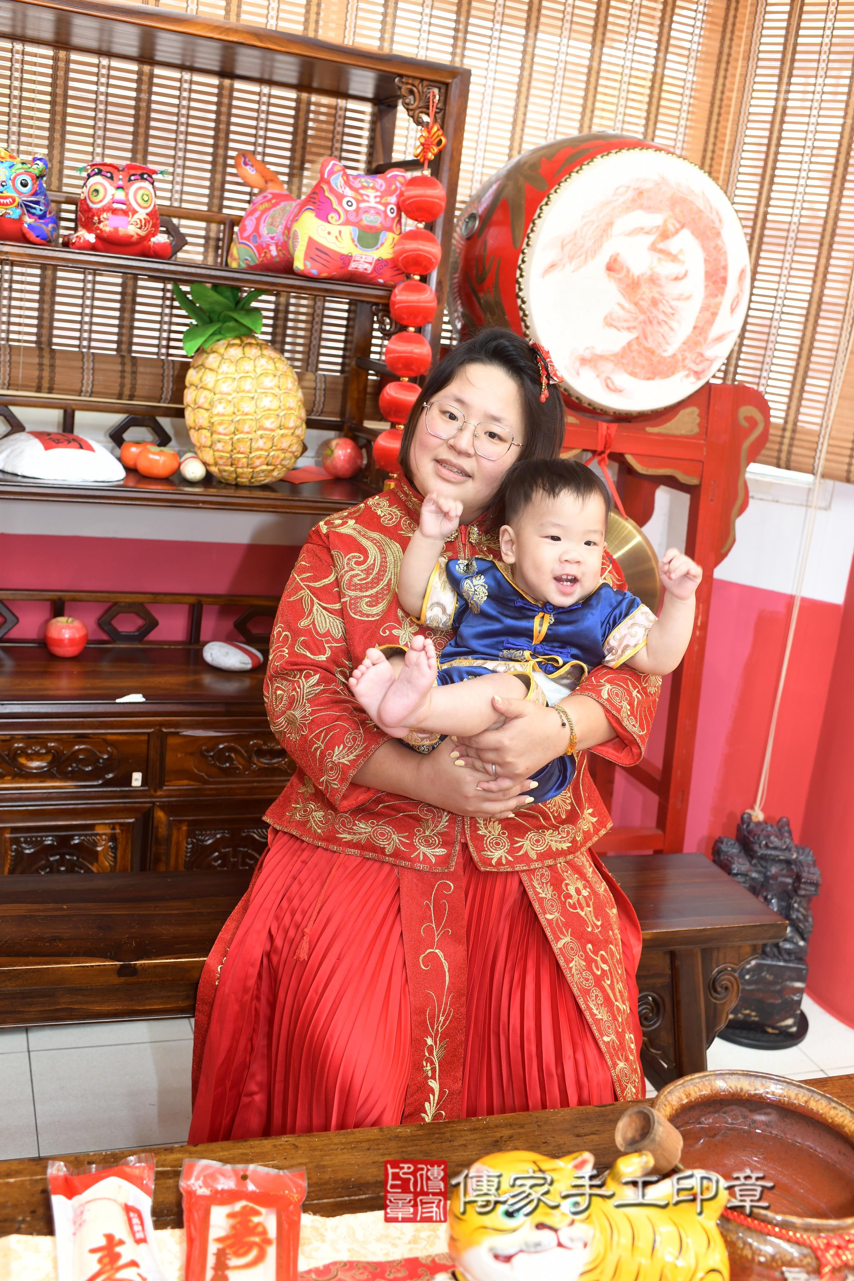 傳家手工印章高雄店、抓周、度脺、中國風會場、傳家嬰兒古禮、吉祥話、抓周道具物品24種、拍照。抓周證書。寶寶抓周、滿周歲、生日快樂、祝福 傳家手工印章高雄店、抓周、度脺、中國風會場、傳家嬰兒古禮、吉祥話、抓周道具物品24種、拍照。抓周證書。寶寶抓周、滿周歲、生日快樂、祝福