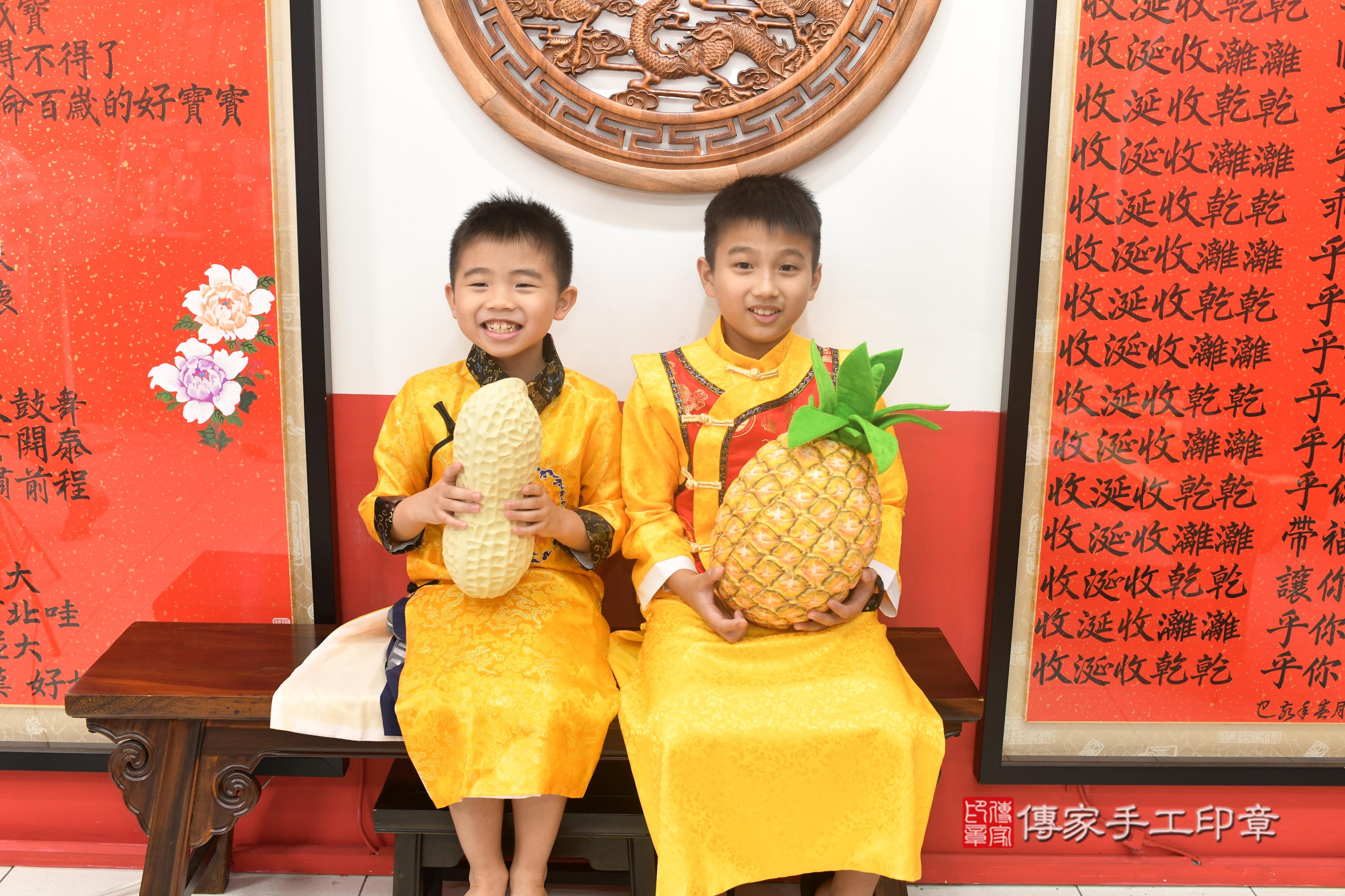 傳家手工印章高雄店、抓周、度脺、中國風會場、傳家嬰兒古禮、吉祥話、抓周道具物品24種、拍照。抓周證書。寶寶抓周、滿周歲、生日快樂、祝福 傳家手工印章高雄店、抓周、度脺、中國風會場、傳家嬰兒古禮、吉祥話、抓周道具物品24種、拍照。抓周證書。寶寶抓周、滿周歲、生日快樂、祝福