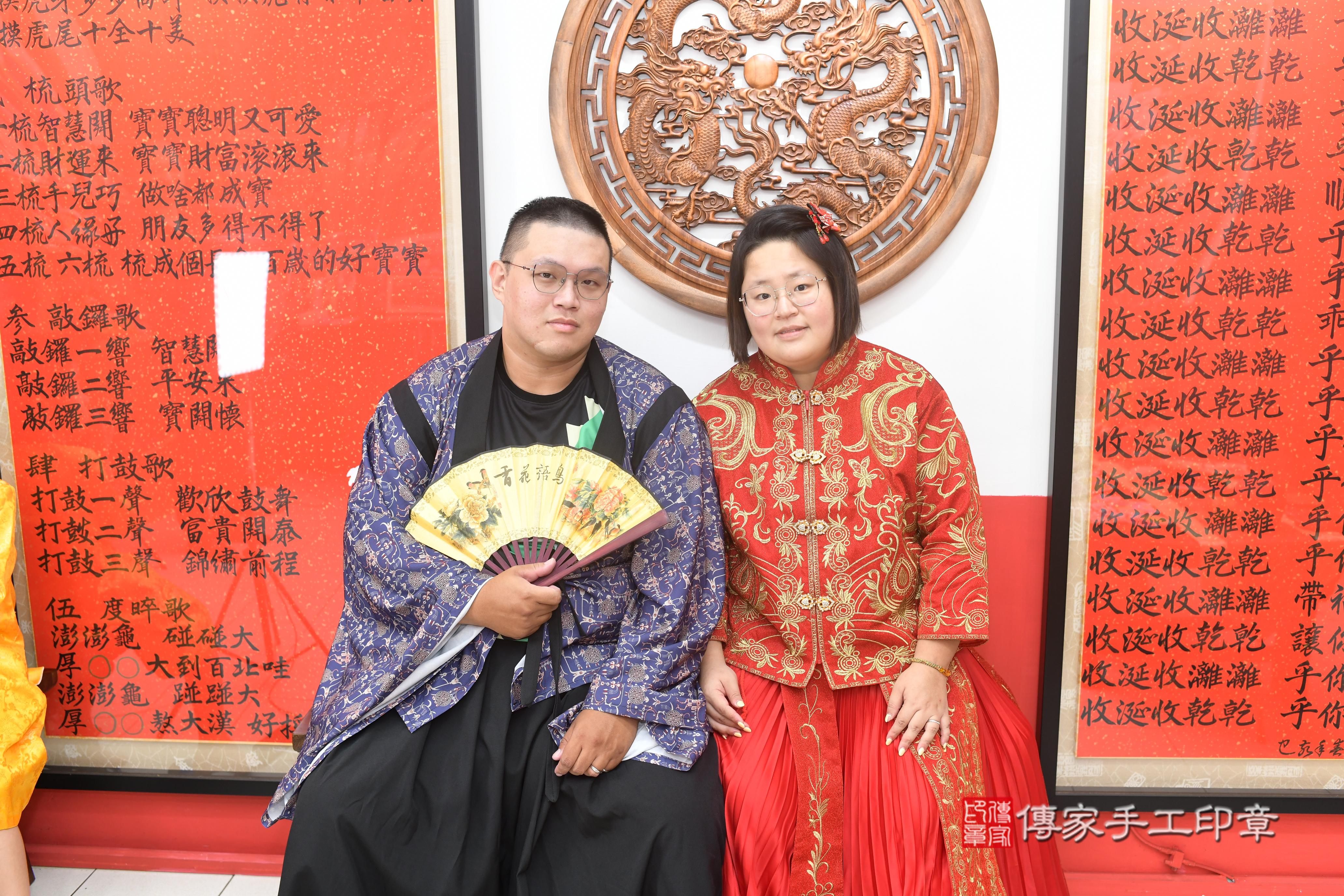 傳家手工印章高雄店、抓周、度脺、中國風會場、傳家嬰兒古禮、吉祥話、抓周道具物品24種、拍照。抓周證書。寶寶抓周、滿周歲、生日快樂、祝福 傳家手工印章高雄店、抓周、度脺、中國風會場、傳家嬰兒古禮、吉祥話、抓周道具物品24種、拍照。抓周證書。寶寶抓周、滿周歲、生日快樂、祝福