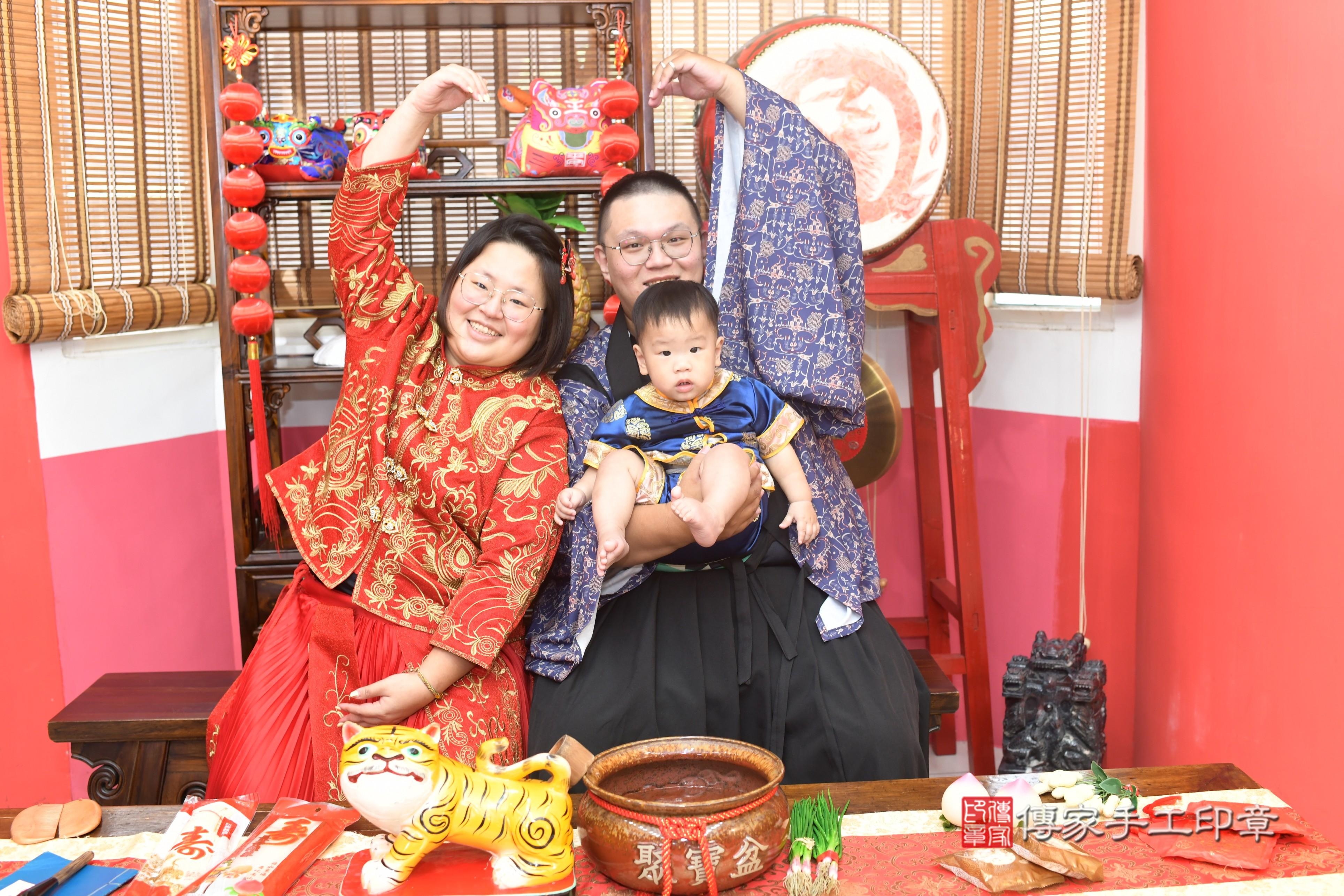 傳家手工印章高雄店、抓周、度脺、中國風會場、傳家嬰兒古禮、吉祥話、抓周道具物品24種、拍照。抓周證書。寶寶抓周、滿周歲、生日快樂、祝福 傳家手工印章高雄店、抓周、度脺、中國風會場、傳家嬰兒古禮、吉祥話、抓周道具物品24種、拍照。抓周證書。寶寶抓周、滿周歲、生日快樂、祝福