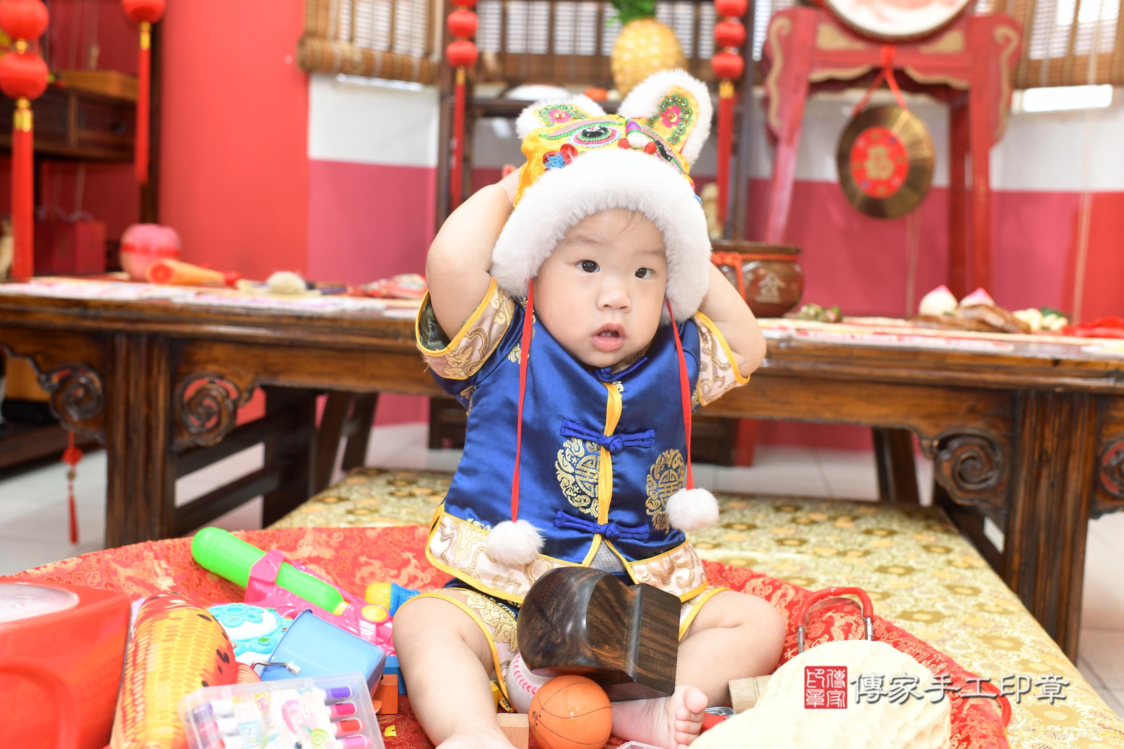 傳家手工印章高雄店、抓周、度脺、中國風會場、傳家嬰兒古禮、吉祥話、抓周道具物品24種、拍照。抓周證書。寶寶抓周、滿周歲、生日快樂、祝福 傳家手工印章高雄店、抓周、度脺、中國風會場、傳家嬰兒古禮、吉祥話、抓周道具物品24種、拍照。抓周證書。寶寶抓周、滿周歲、生日快樂、祝福