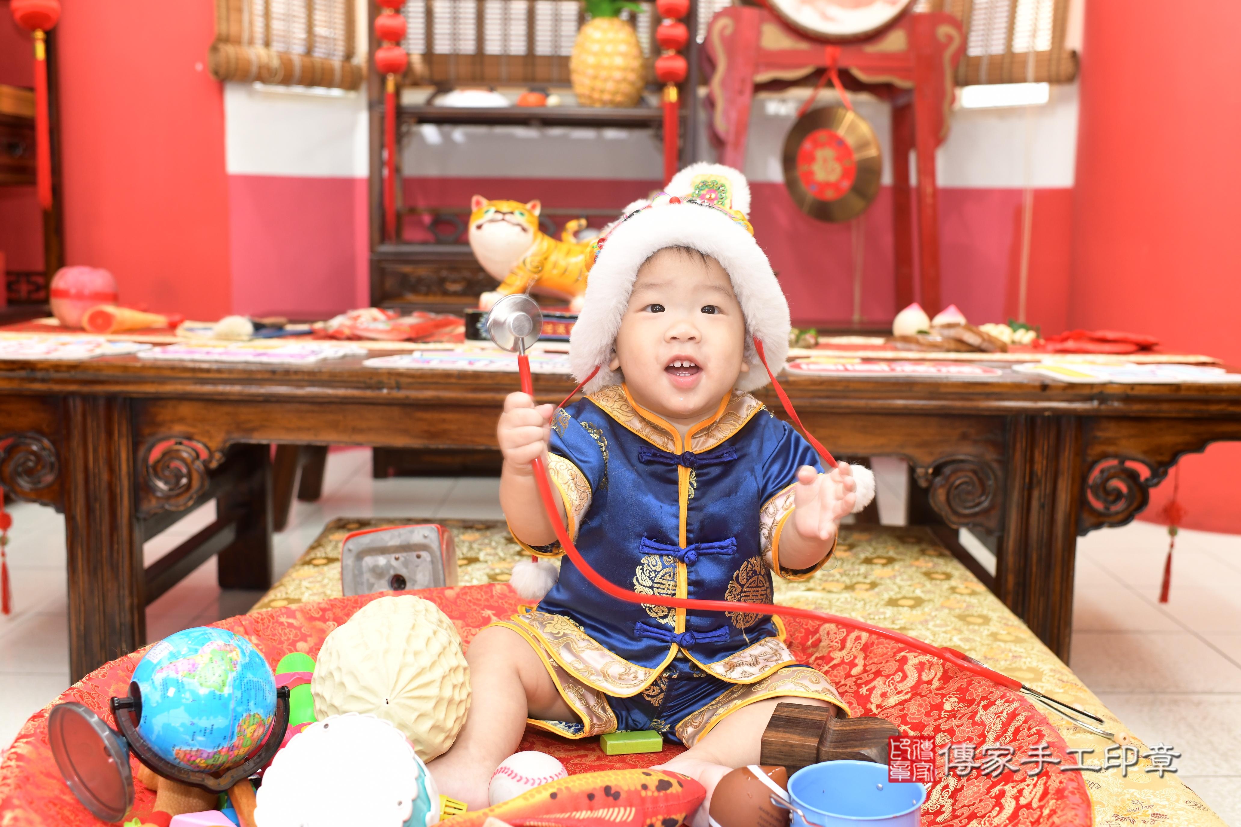 傳家手工印章高雄店、抓周、度脺、中國風會場、傳家嬰兒古禮、吉祥話、抓周道具物品24種、拍照。抓周證書。寶寶抓周、滿周歲、生日快樂、祝福 傳家手工印章高雄店、抓周、度脺、中國風會場、傳家嬰兒古禮、吉祥話、抓周道具物品24種、拍照。抓周證書。寶寶抓周、滿周歲、生日快樂、祝福