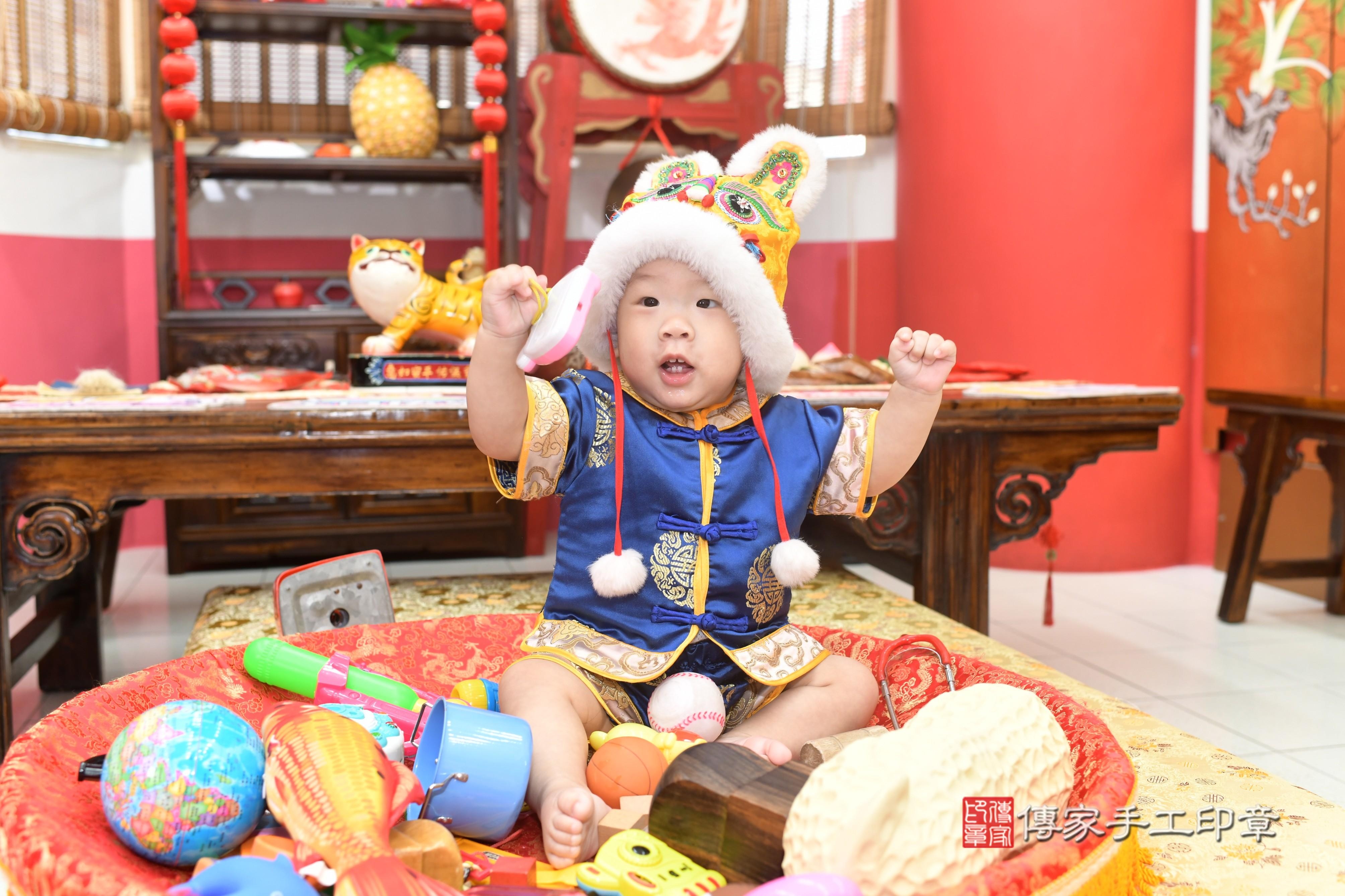 傳家手工印章高雄店、抓周、度脺、中國風會場、傳家嬰兒古禮、吉祥話、抓周道具物品24種、拍照。抓周證書。寶寶抓周、滿周歲、生日快樂、祝福 傳家手工印章高雄店、抓周、度脺、中國風會場、傳家嬰兒古禮、吉祥話、抓周道具物品24種、拍照。抓周證書。寶寶抓周、滿周歲、生日快樂、祝福