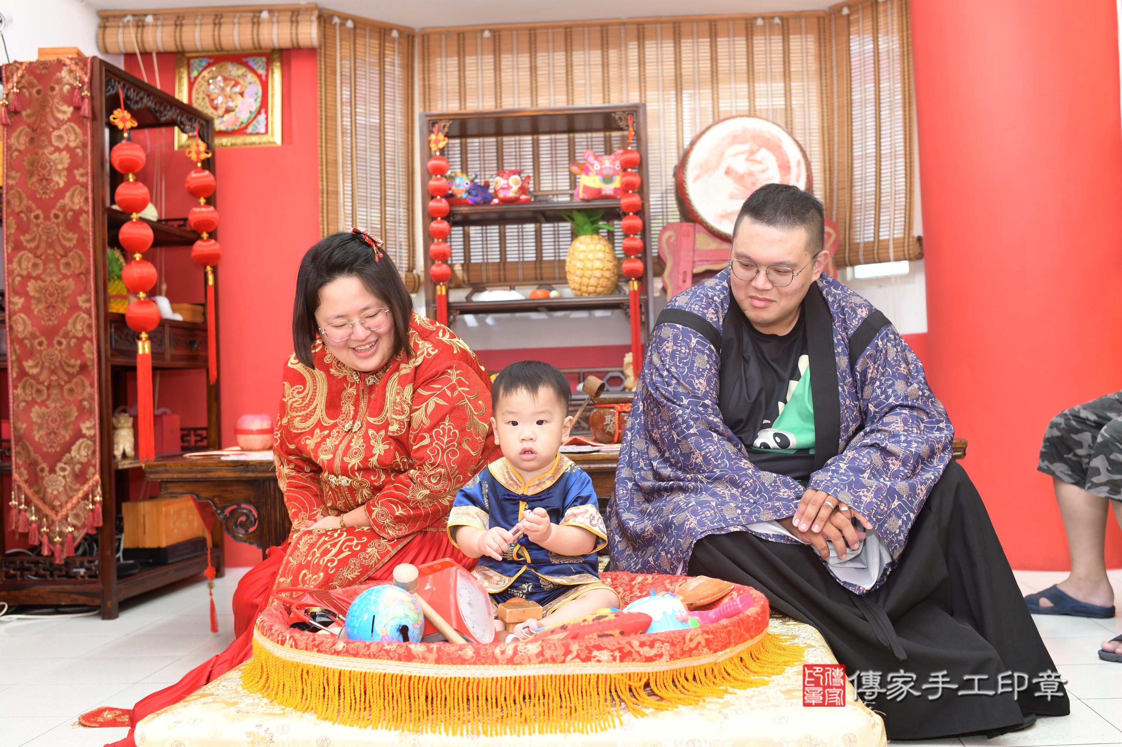 傳家手工印章高雄店、抓周、度脺、中國風會場、傳家嬰兒古禮、吉祥話、抓周道具物品24種、拍照。抓周證書。寶寶抓周、滿周歲、生日快樂、祝福 傳家手工印章高雄店、抓周、度脺、中國風會場、傳家嬰兒古禮、吉祥話、抓周道具物品24種、拍照。抓周證書。寶寶抓周、滿周歲、生日快樂、祝福