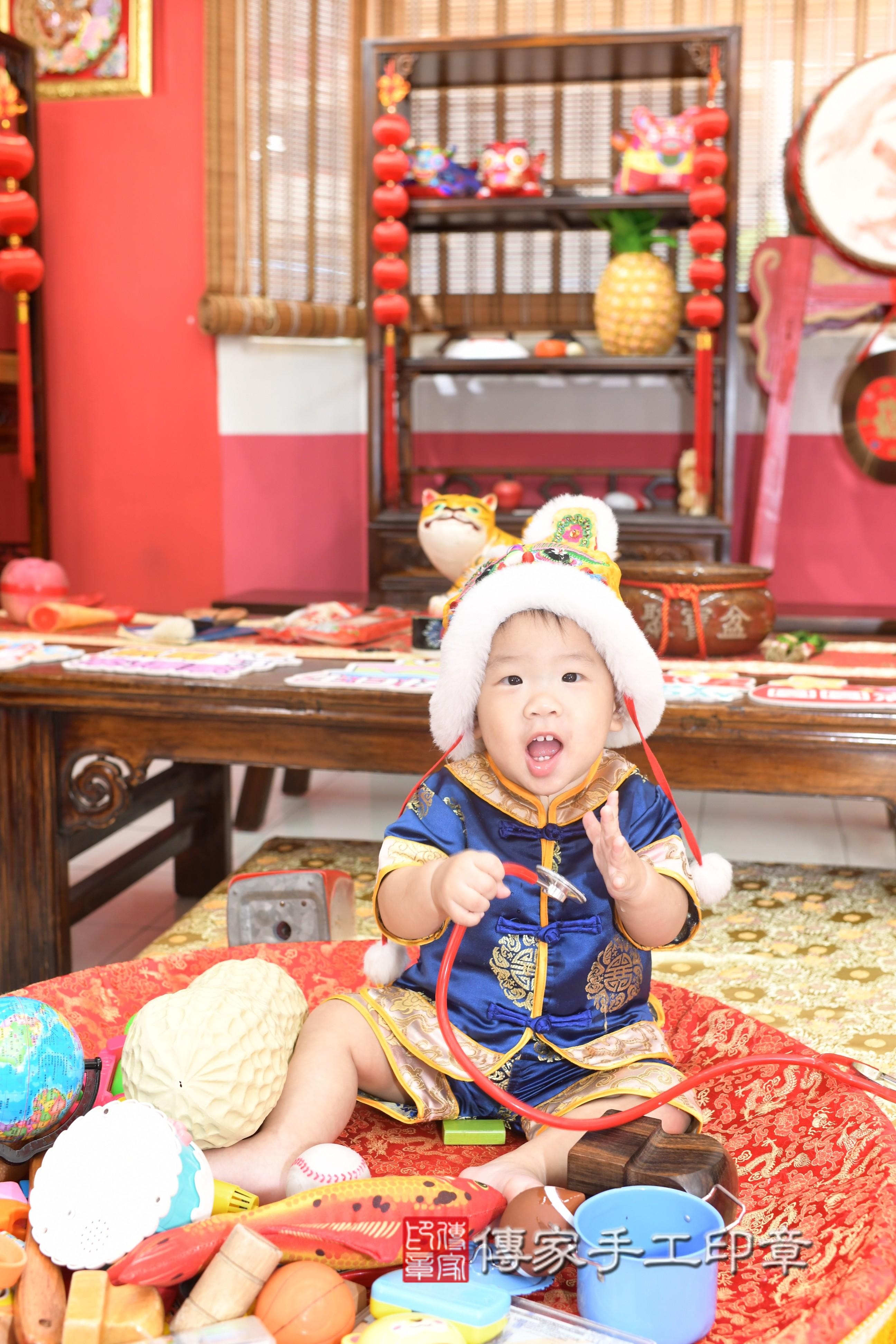 傳家手工印章高雄店、抓周、度脺、中國風會場、傳家嬰兒古禮、吉祥話、抓周道具物品24種、拍照。抓周證書。寶寶抓周、滿周歲、生日快樂、祝福 傳家手工印章高雄店、抓周、度脺、中國風會場、傳家嬰兒古禮、吉祥話、抓周道具物品24種、拍照。抓周證書。寶寶抓周、滿周歲、生日快樂、祝福