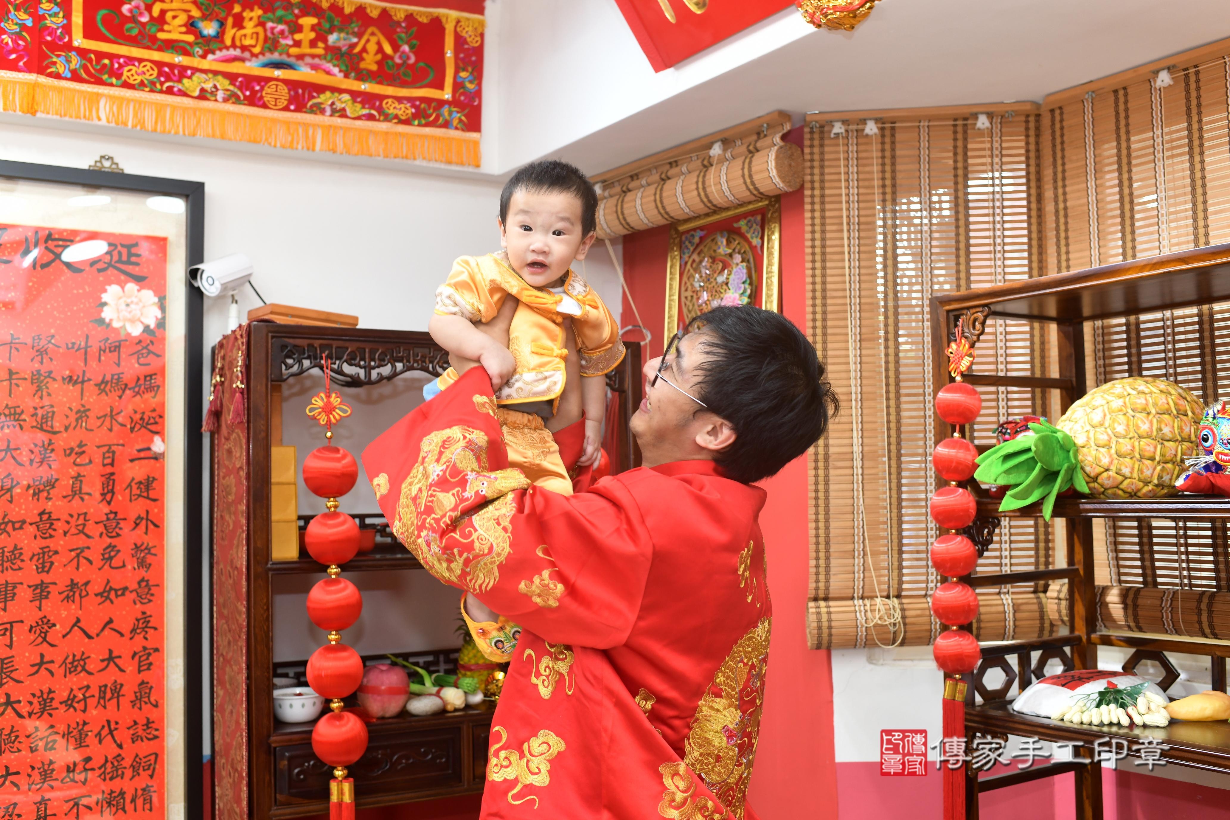 傳家手工印章高雄店、抓周、度脺、中國風會場、傳家嬰兒古禮、吉祥話、抓周道具物品24種、拍照。抓周證書。寶寶抓周、滿周歲、生日快樂、祝福 傳家手工印章高雄店、抓周、度脺、中國風會場、傳家嬰兒古禮、吉祥話、抓周道具物品24種、拍照。抓周證書。寶寶抓周、滿周歲、生日快樂、祝福