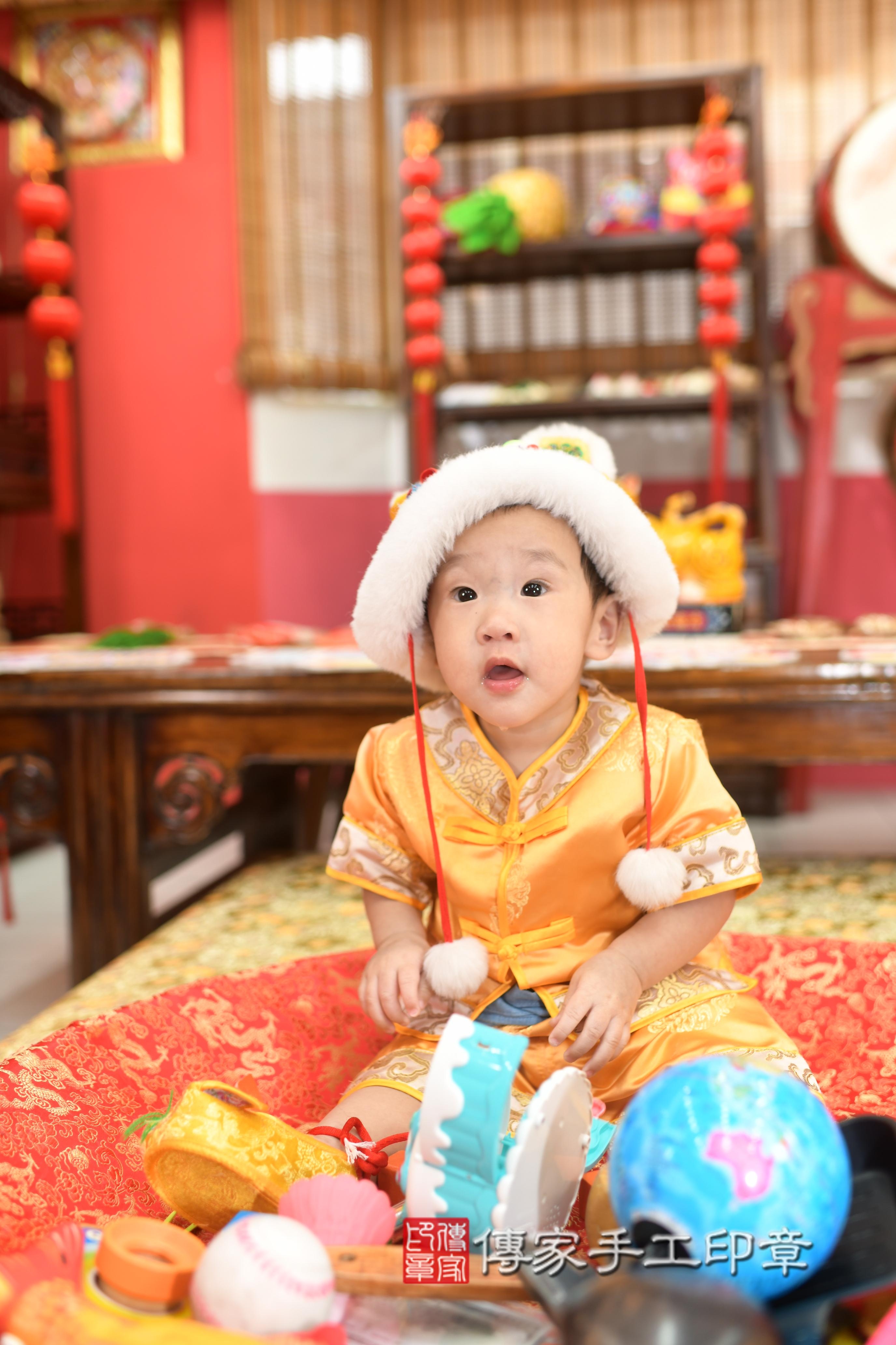 傳家手工印章高雄店、抓周、度脺、中國風會場、傳家嬰兒古禮、吉祥話、抓周道具物品24種、拍照。抓周證書。寶寶抓周、滿周歲、生日快樂、祝福 傳家手工印章高雄店、抓周、度脺、中國風會場、傳家嬰兒古禮、吉祥話、抓周道具物品24種、拍照。抓周證書。寶寶抓周、滿周歲、生日快樂、祝福