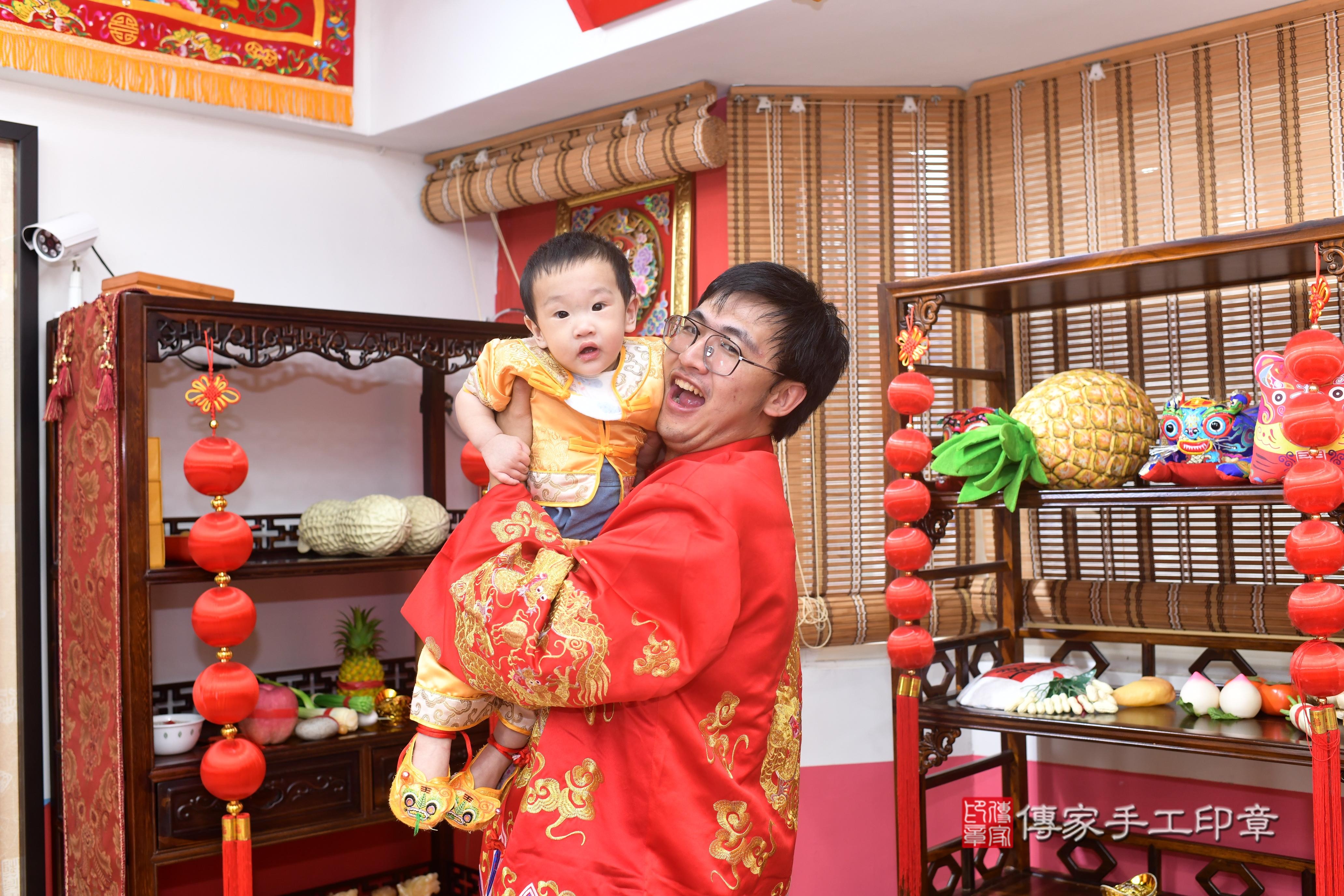 傳家手工印章高雄店、抓周、度脺、中國風會場、傳家嬰兒古禮、吉祥話、抓周道具物品24種、拍照。抓周證書。寶寶抓周、滿周歲、生日快樂、祝福 傳家手工印章高雄店、抓周、度脺、中國風會場、傳家嬰兒古禮、吉祥話、抓周道具物品24種、拍照。抓周證書。寶寶抓周、滿周歲、生日快樂、祝福