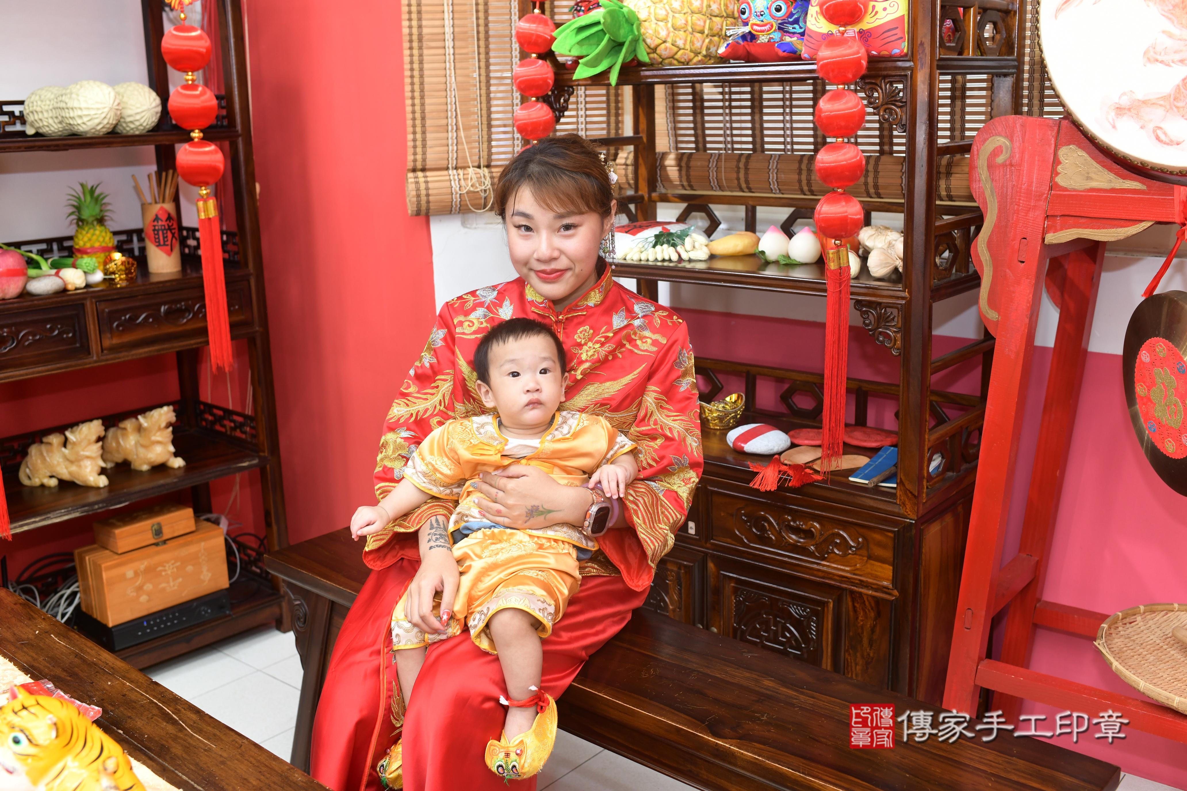 傳家手工印章高雄店、抓周、度脺、中國風會場、傳家嬰兒古禮、吉祥話、抓周道具物品24種、拍照。抓周證書。寶寶抓周、滿周歲、生日快樂、祝福 傳家手工印章高雄店、抓周、度脺、中國風會場、傳家嬰兒古禮、吉祥話、抓周道具物品24種、拍照。抓周證書。寶寶抓周、滿周歲、生日快樂、祝福