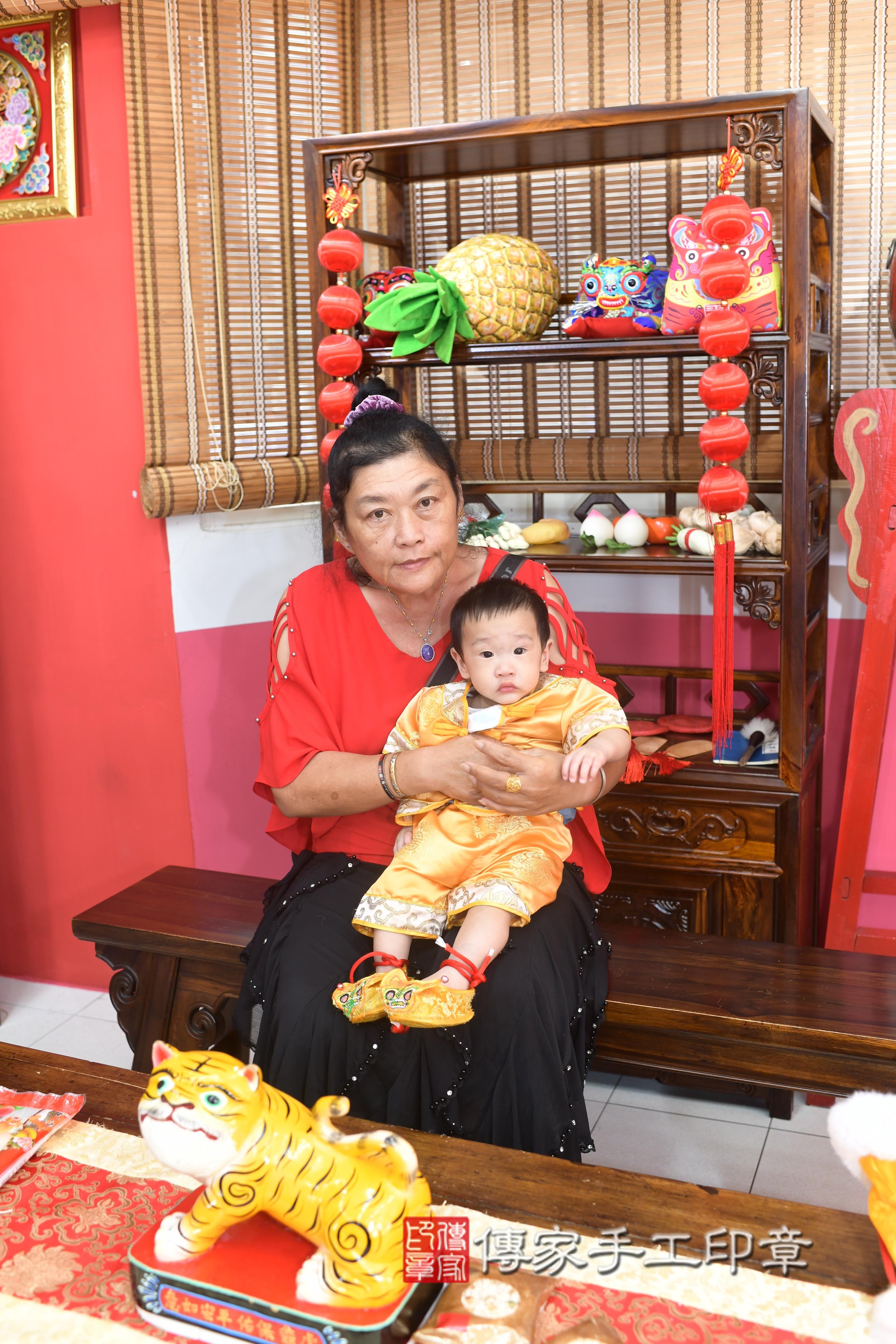 傳家手工印章高雄店、抓周、度脺、中國風會場、傳家嬰兒古禮、吉祥話、抓周道具物品24種、拍照。抓周證書。寶寶抓周、滿周歲、生日快樂、祝福 傳家手工印章高雄店、抓周、度脺、中國風會場、傳家嬰兒古禮、吉祥話、抓周道具物品24種、拍照。抓周證書。寶寶抓周、滿周歲、生日快樂、祝福