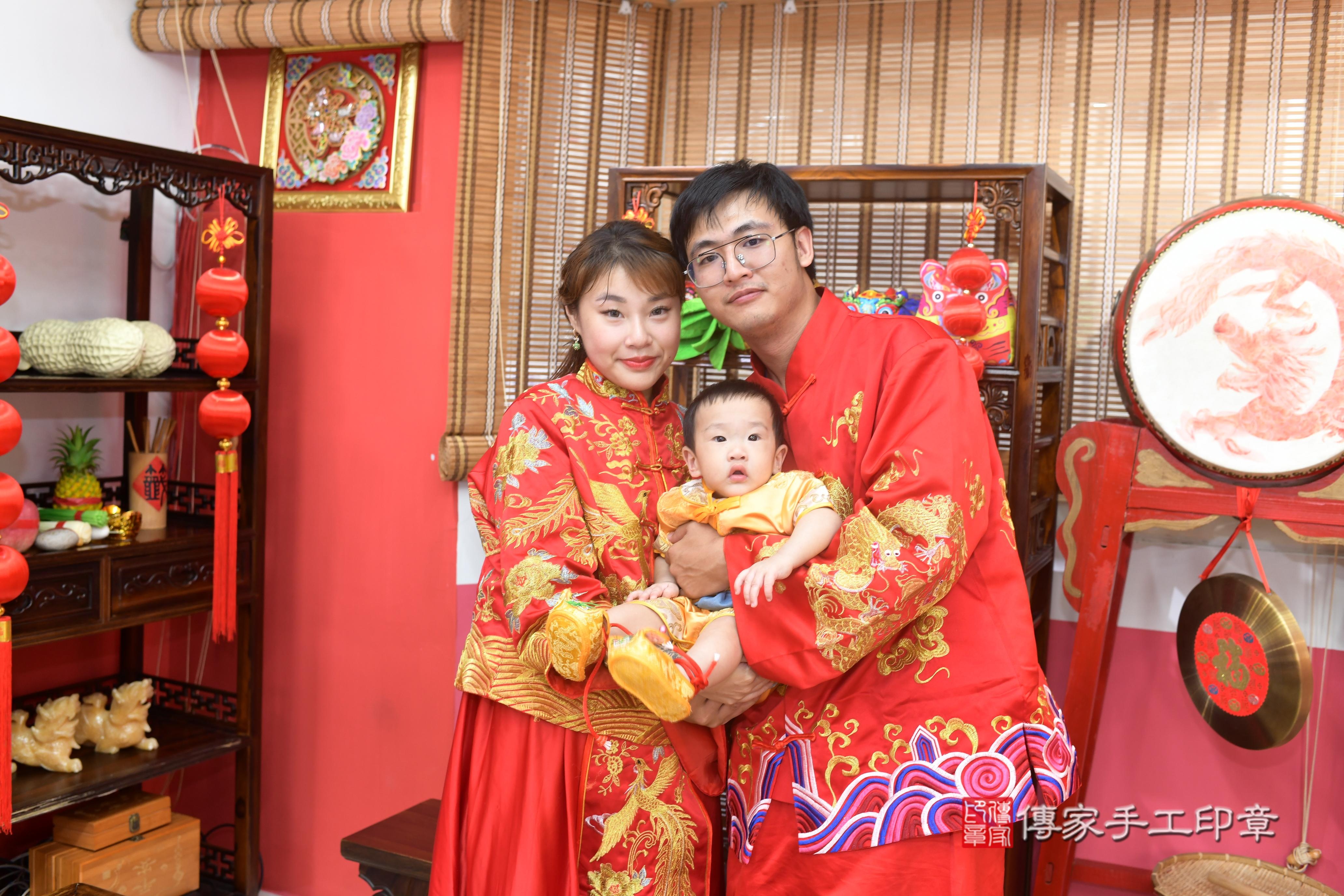 傳家手工印章高雄店、抓周、度脺、中國風會場、傳家嬰兒古禮、吉祥話、抓周道具物品24種、拍照。抓周證書。寶寶抓周、滿周歲、生日快樂、祝福 傳家手工印章高雄店、抓周、度脺、中國風會場、傳家嬰兒古禮、吉祥話、抓周道具物品24種、拍照。抓周證書。寶寶抓周、滿周歲、生日快樂、祝福