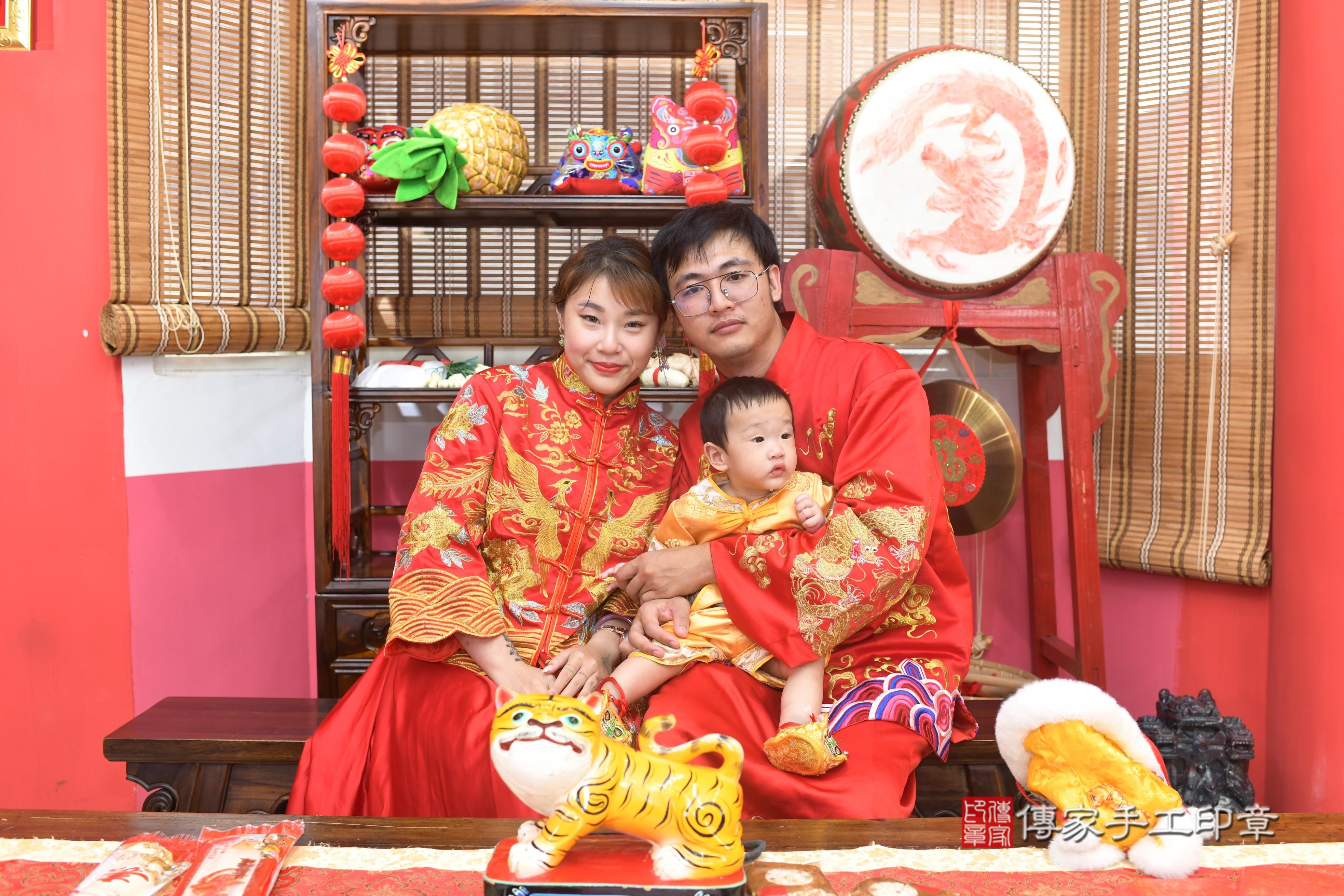 傳家手工印章高雄店、抓周、度脺、中國風會場、傳家嬰兒古禮、吉祥話、抓周道具物品24種、拍照。抓周證書。寶寶抓周、滿周歲、生日快樂、祝福 傳家手工印章高雄店、抓周、度脺、中國風會場、傳家嬰兒古禮、吉祥話、抓周道具物品24種、拍照。抓周證書。寶寶抓周、滿周歲、生日快樂、祝福