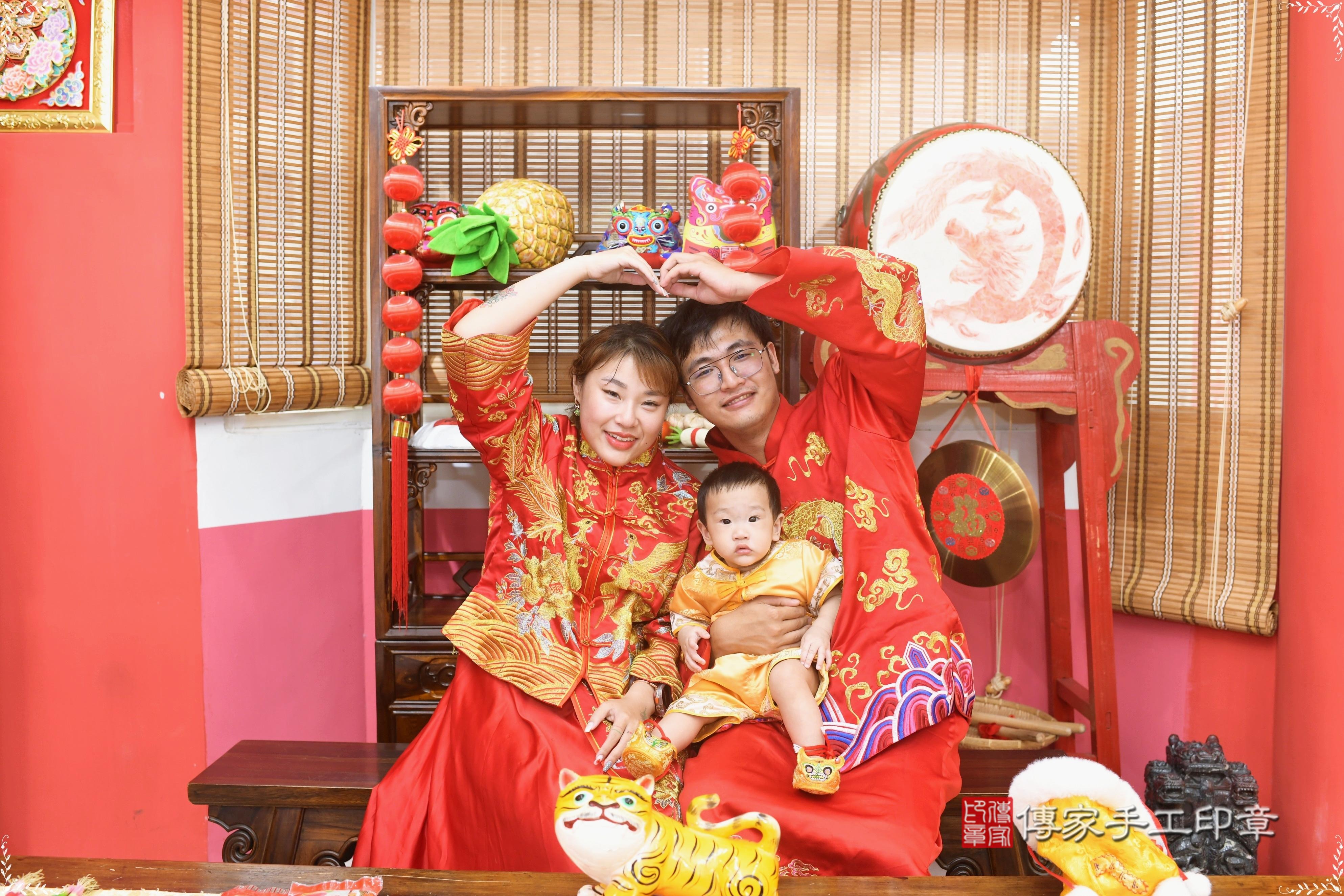 傳家手工印章高雄店、抓周、度脺、中國風會場、傳家嬰兒古禮、吉祥話、抓周道具物品24種、拍照。抓周證書。寶寶抓周、滿周歲、生日快樂、祝福 傳家手工印章高雄店、抓周、度脺、中國風會場、傳家嬰兒古禮、吉祥話、抓周道具物品24種、拍照。抓周證書。寶寶抓周、滿周歲、生日快樂、祝福