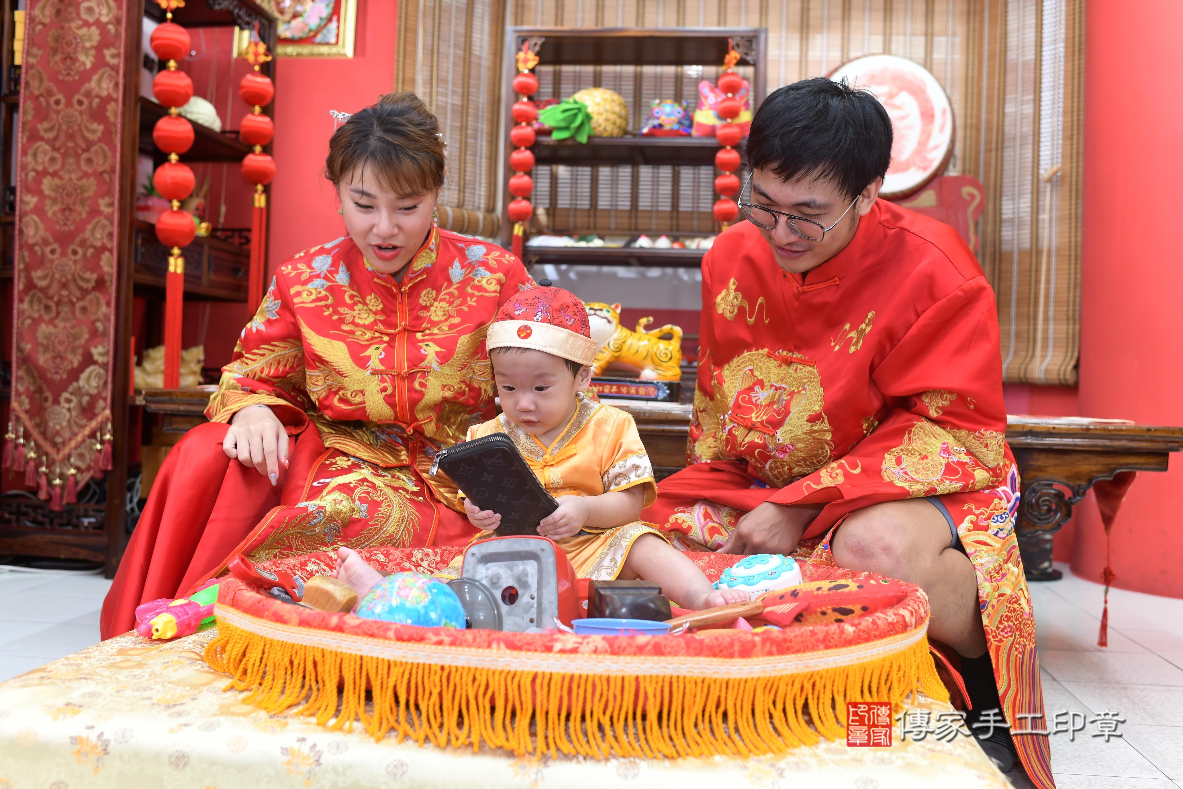 傳家手工印章高雄店、抓周、度脺、中國風會場、傳家嬰兒古禮、吉祥話、抓周道具物品24種、拍照。抓周證書。寶寶抓周、滿周歲、生日快樂、祝福 傳家手工印章高雄店、抓周、度脺、中國風會場、傳家嬰兒古禮、吉祥話、抓周道具物品24種、拍照。抓周證書。寶寶抓周、滿周歲、生日快樂、祝福