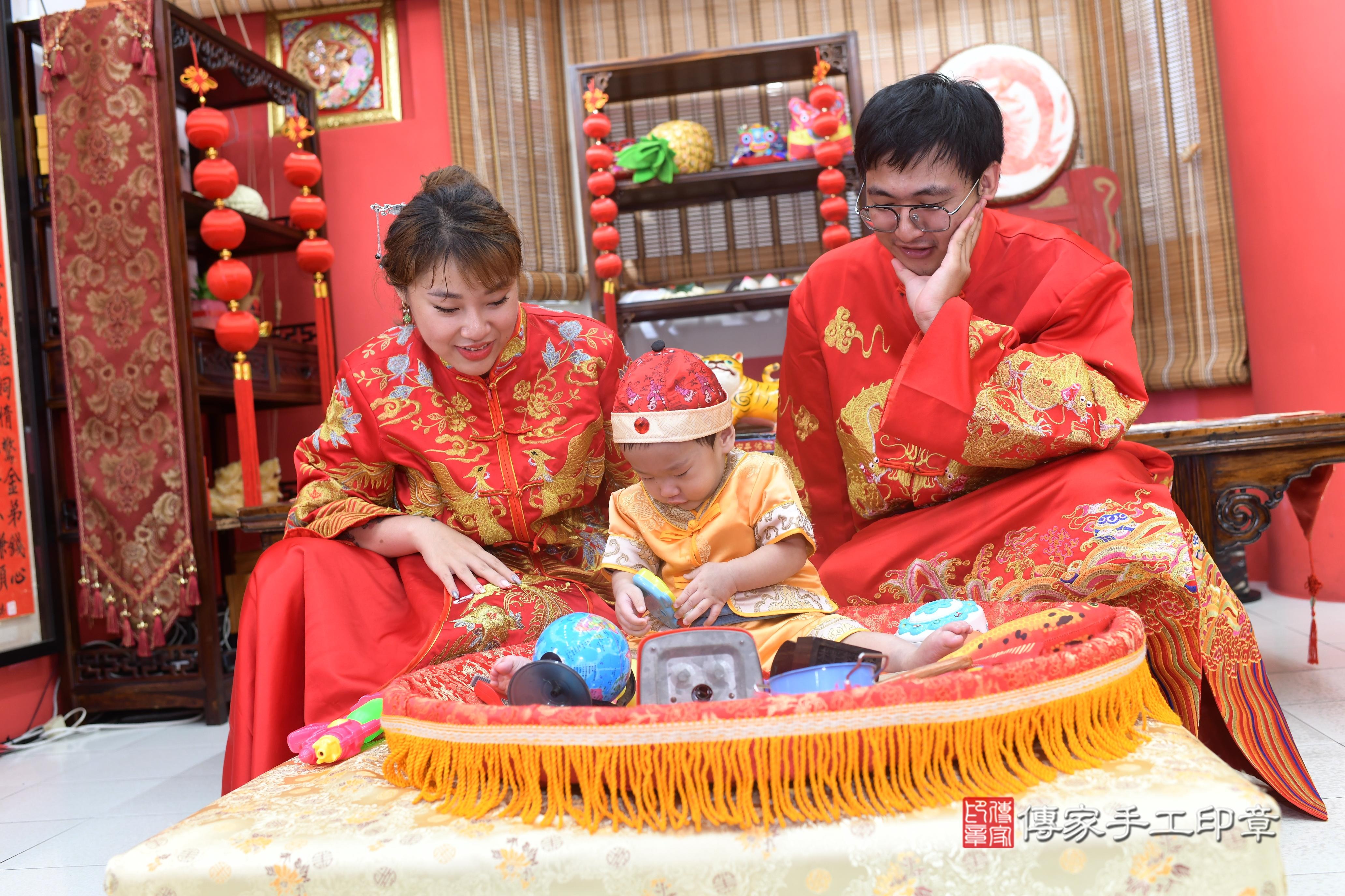 傳家手工印章高雄店、抓周、度脺、中國風會場、傳家嬰兒古禮、吉祥話、抓周道具物品24種、拍照。抓周證書。寶寶抓周、滿周歲、生日快樂、祝福 傳家手工印章高雄店、抓周、度脺、中國風會場、傳家嬰兒古禮、吉祥話、抓周道具物品24種、拍照。抓周證書。寶寶抓周、滿周歲、生日快樂、祝福