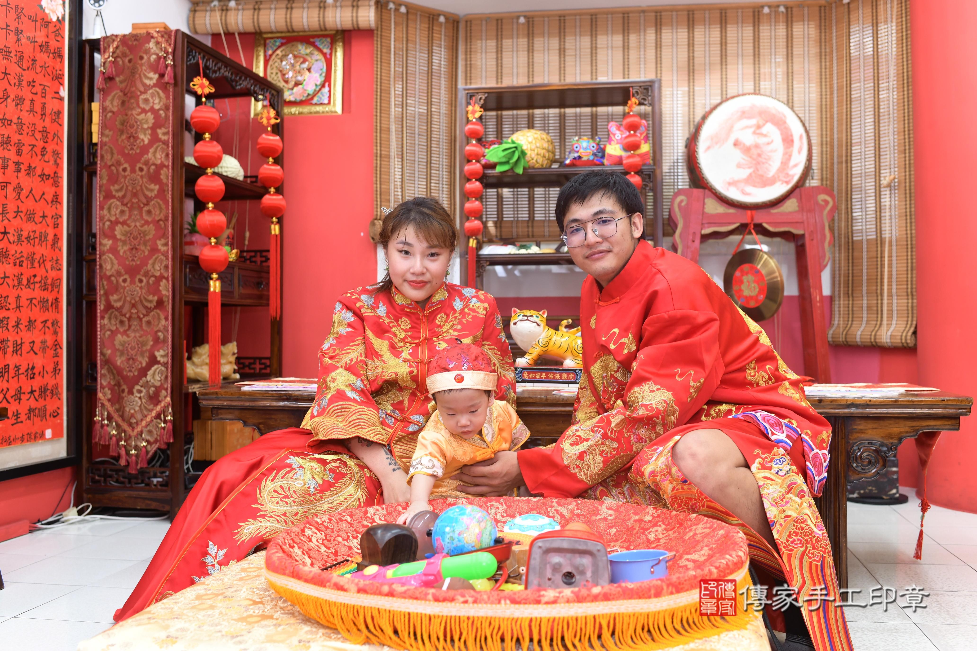 傳家手工印章高雄店、抓周、度脺、中國風會場、傳家嬰兒古禮、吉祥話、抓周道具物品24種、拍照。抓周證書。寶寶抓周、滿周歲、生日快樂、祝福 傳家手工印章高雄店、抓周、度脺、中國風會場、傳家嬰兒古禮、吉祥話、抓周道具物品24種、拍照。抓周證書。寶寶抓周、滿周歲、生日快樂、祝福