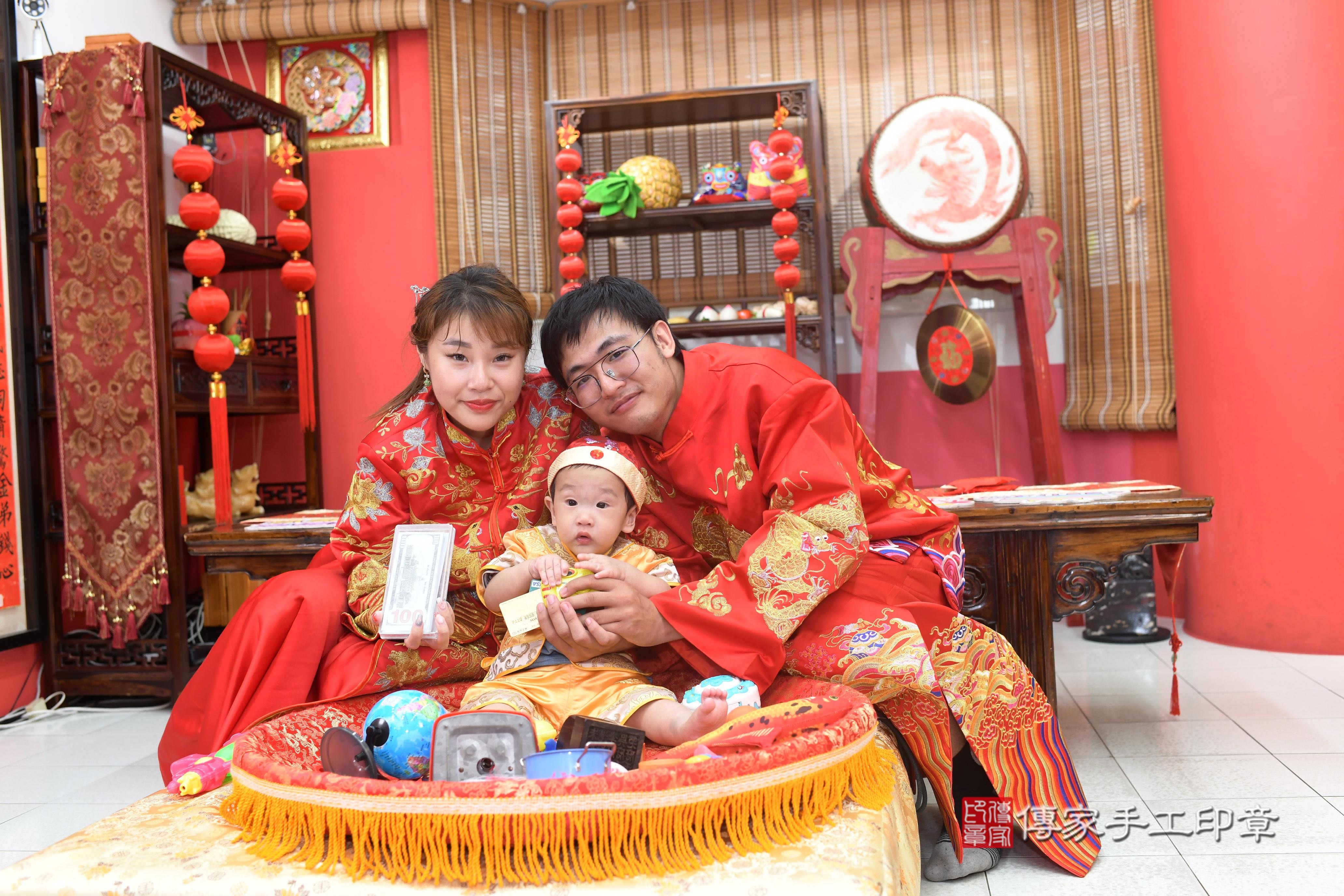 傳家手工印章高雄店、抓周、度脺、中國風會場、傳家嬰兒古禮、吉祥話、抓周道具物品24種、拍照。抓周證書。寶寶抓周、滿周歲、生日快樂、祝福 傳家手工印章高雄店、抓周、度脺、中國風會場、傳家嬰兒古禮、吉祥話、抓周道具物品24種、拍照。抓周證書。寶寶抓周、滿周歲、生日快樂、祝福