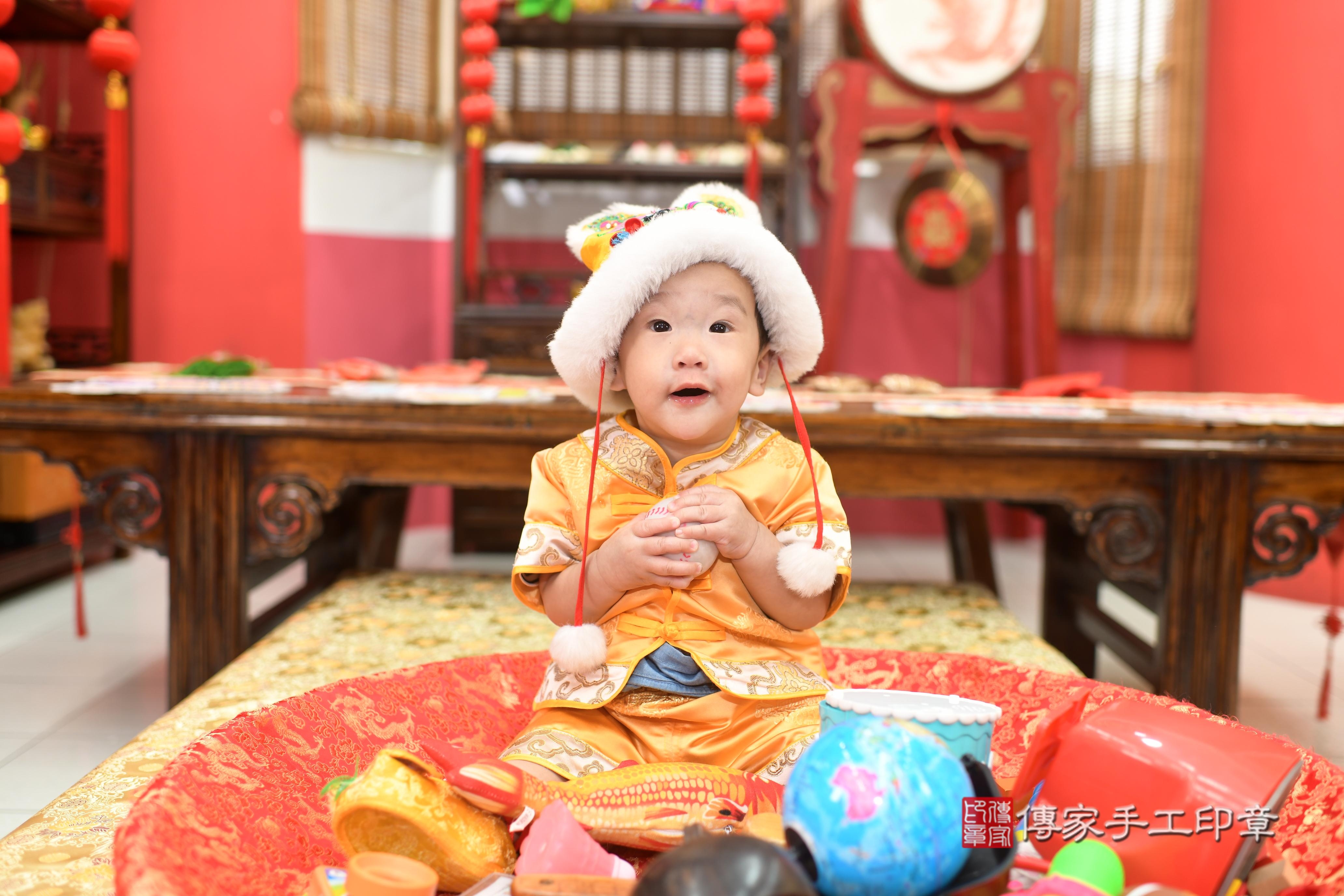 傳家手工印章高雄店、抓周、度脺、中國風會場、傳家嬰兒古禮、吉祥話、抓周道具物品24種、拍照。抓周證書。寶寶抓周、滿周歲、生日快樂、祝福 傳家手工印章高雄店、抓周、度脺、中國風會場、傳家嬰兒古禮、吉祥話、抓周道具物品24種、拍照。抓周證書。寶寶抓周、滿周歲、生日快樂、祝福