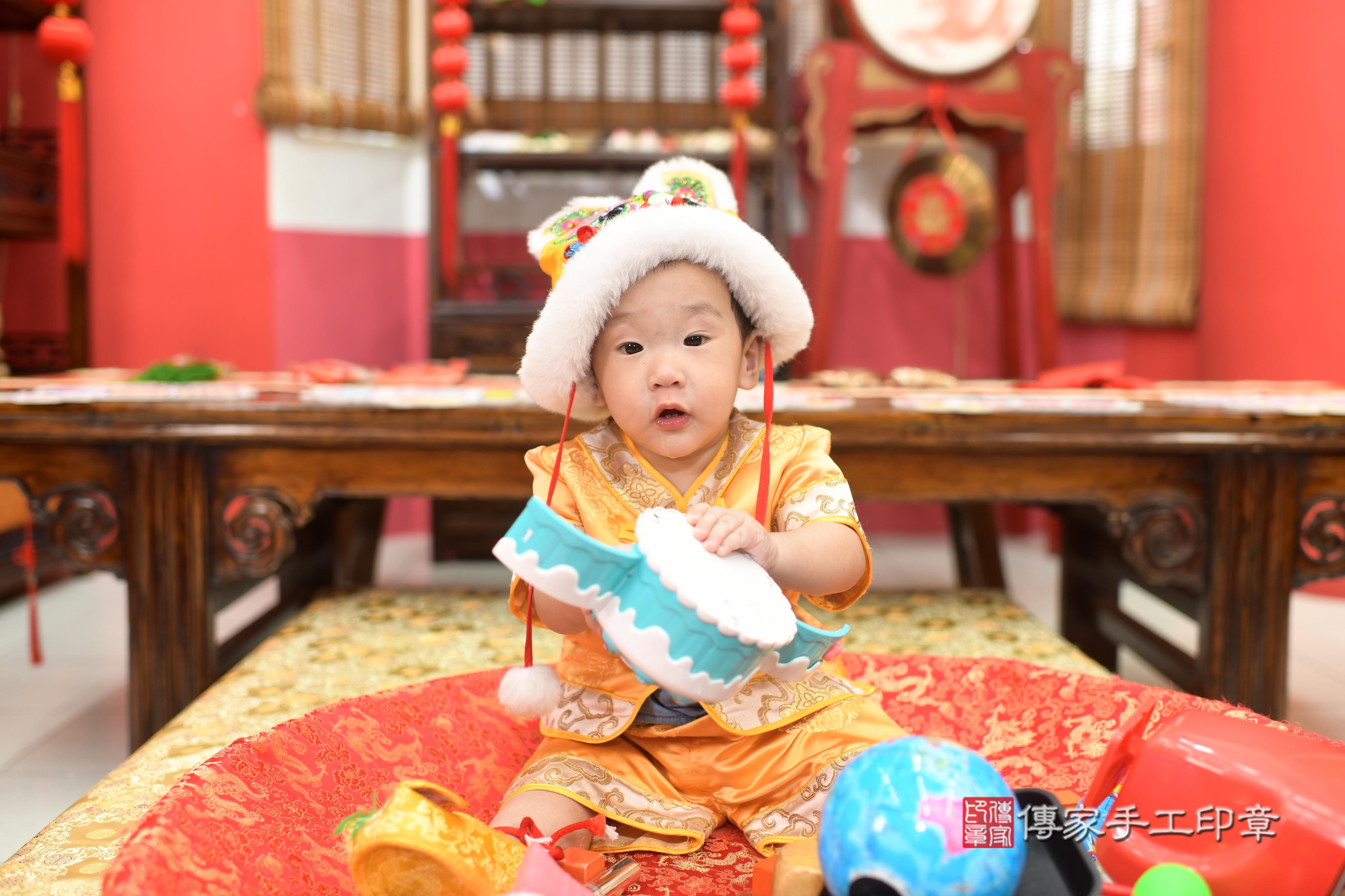 傳家手工印章高雄店、抓周、度脺、中國風會場、傳家嬰兒古禮、吉祥話、抓周道具物品24種、拍照。抓周證書。寶寶抓周、滿周歲、生日快樂、祝福 傳家手工印章高雄店、抓周、度脺、中國風會場、傳家嬰兒古禮、吉祥話、抓周道具物品24種、拍照。抓周證書。寶寶抓周、滿周歲、生日快樂、祝福