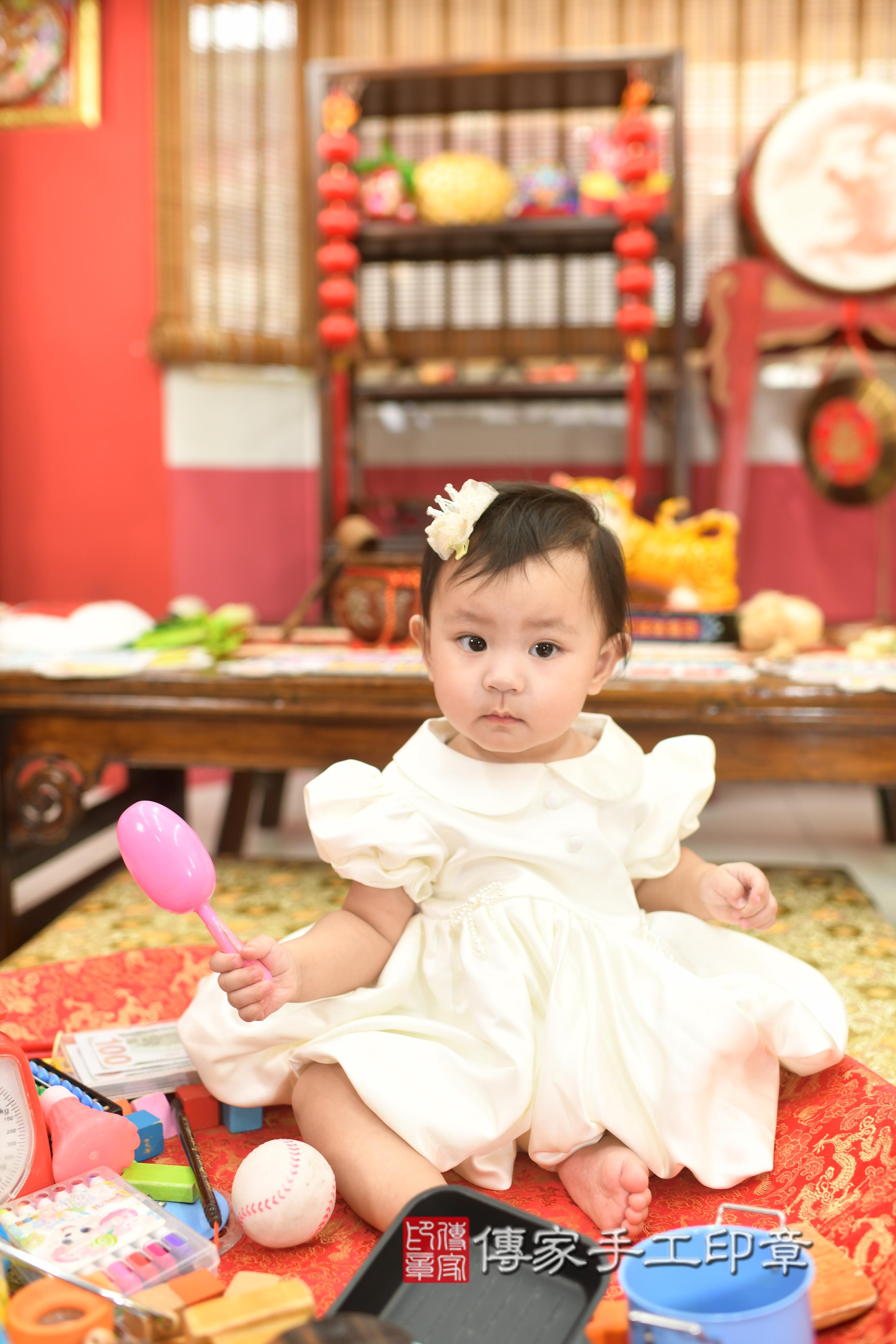 傳家手工印章高雄店、抓周、度脺、中國風會場、傳家嬰兒古禮、吉祥話、抓周道具物品24種、拍照。抓周證書。寶寶抓周、滿周歲、生日快樂、祝福 傳家手工印章高雄店、抓周、度脺、中國風會場、傳家嬰兒古禮、吉祥話、抓周道具物品24種、拍照。抓周證書。寶寶抓周、滿周歲、生日快樂、祝福