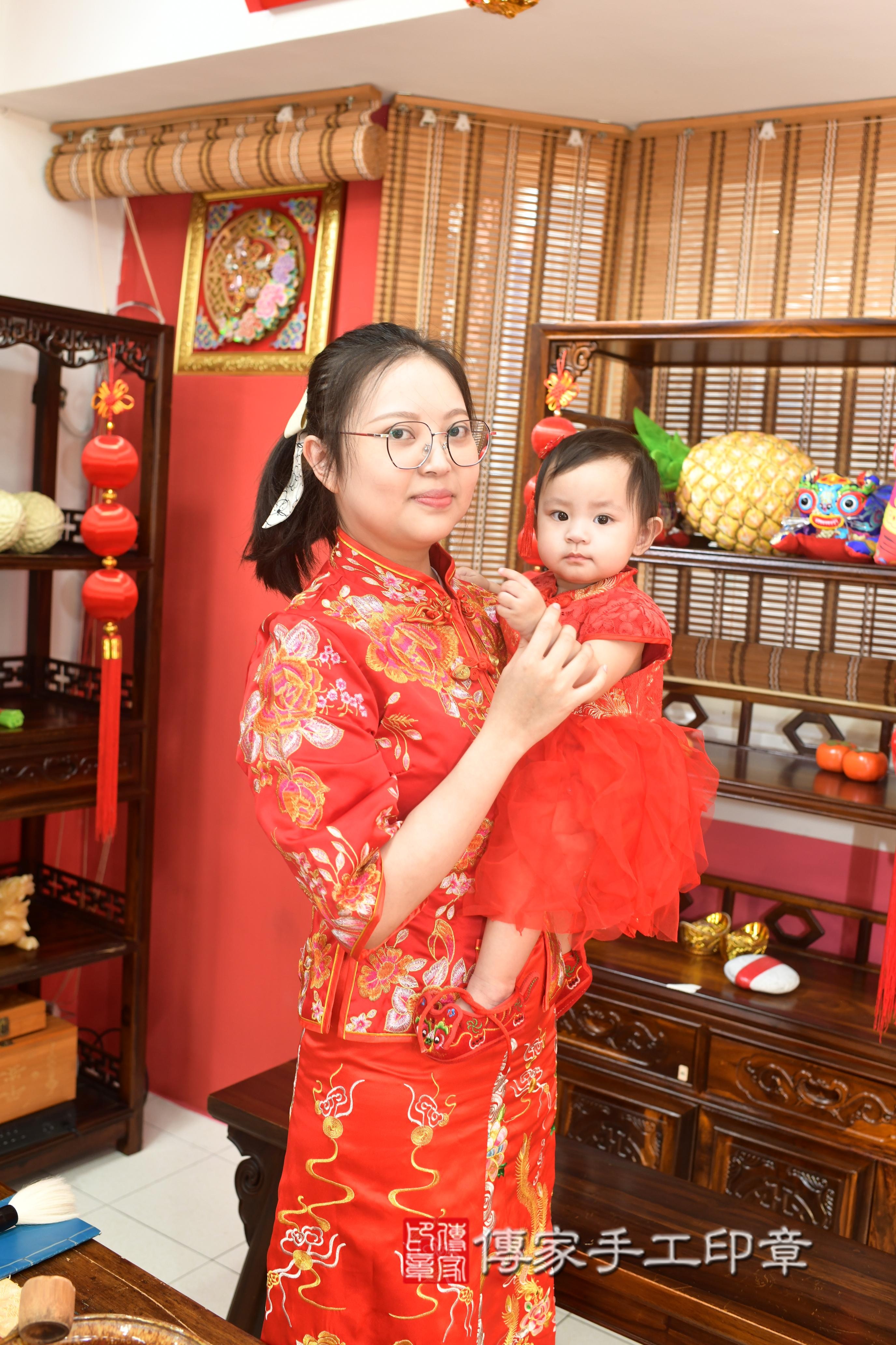 傳家手工印章高雄店、抓周、度脺、中國風會場、傳家嬰兒古禮、吉祥話、抓周道具物品24種、拍照。抓周證書。寶寶抓周、滿周歲、生日快樂、祝福 傳家手工印章高雄店、抓周、度脺、中國風會場、傳家嬰兒古禮、吉祥話、抓周道具物品24種、拍照。抓周證書。寶寶抓周、滿周歲、生日快樂、祝福