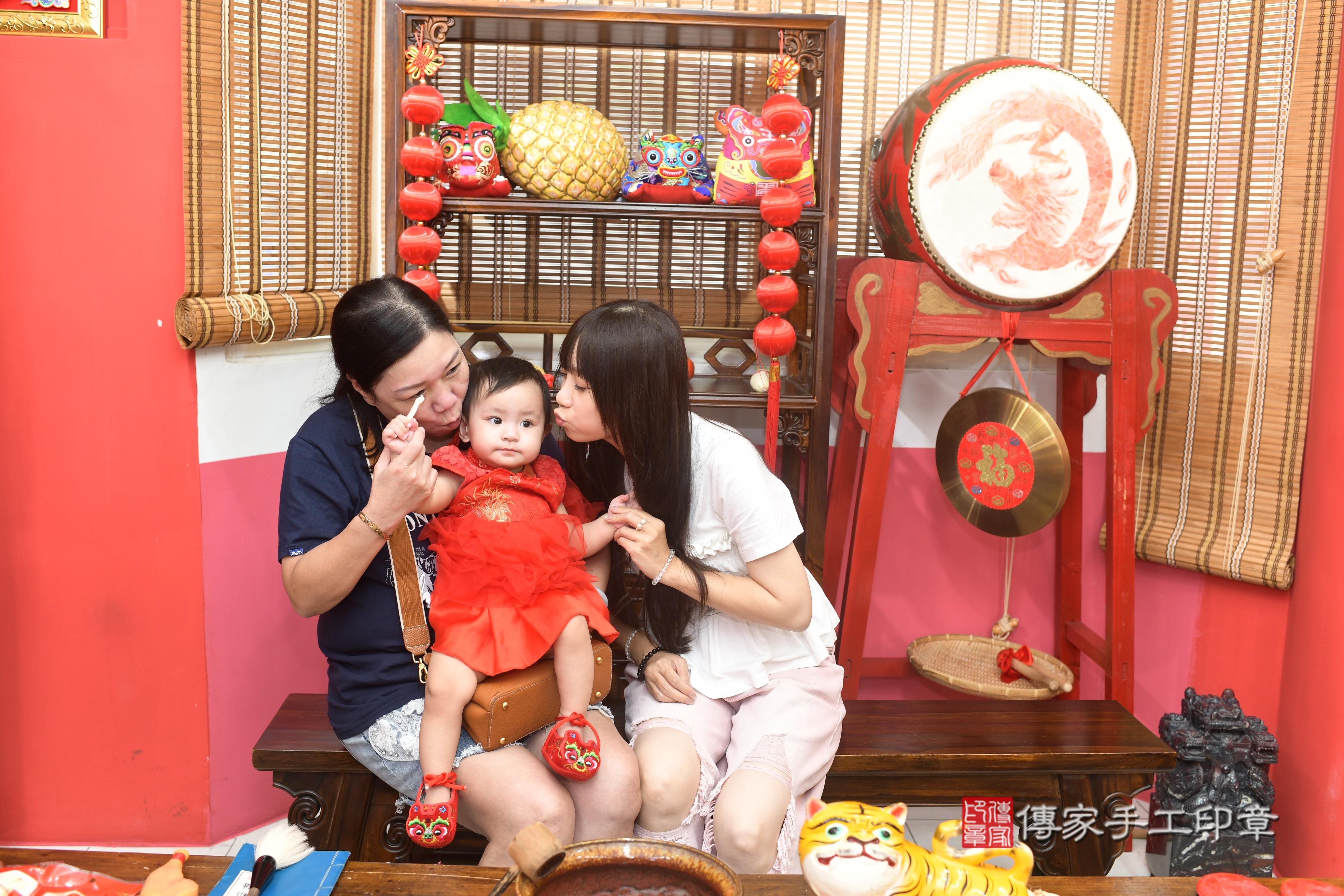 傳家手工印章高雄店、抓周、度脺、中國風會場、傳家嬰兒古禮、吉祥話、抓周道具物品24種、拍照。抓周證書。寶寶抓周、滿周歲、生日快樂、祝福 傳家手工印章高雄店、抓周、度脺、中國風會場、傳家嬰兒古禮、吉祥話、抓周道具物品24種、拍照。抓周證書。寶寶抓周、滿周歲、生日快樂、祝福