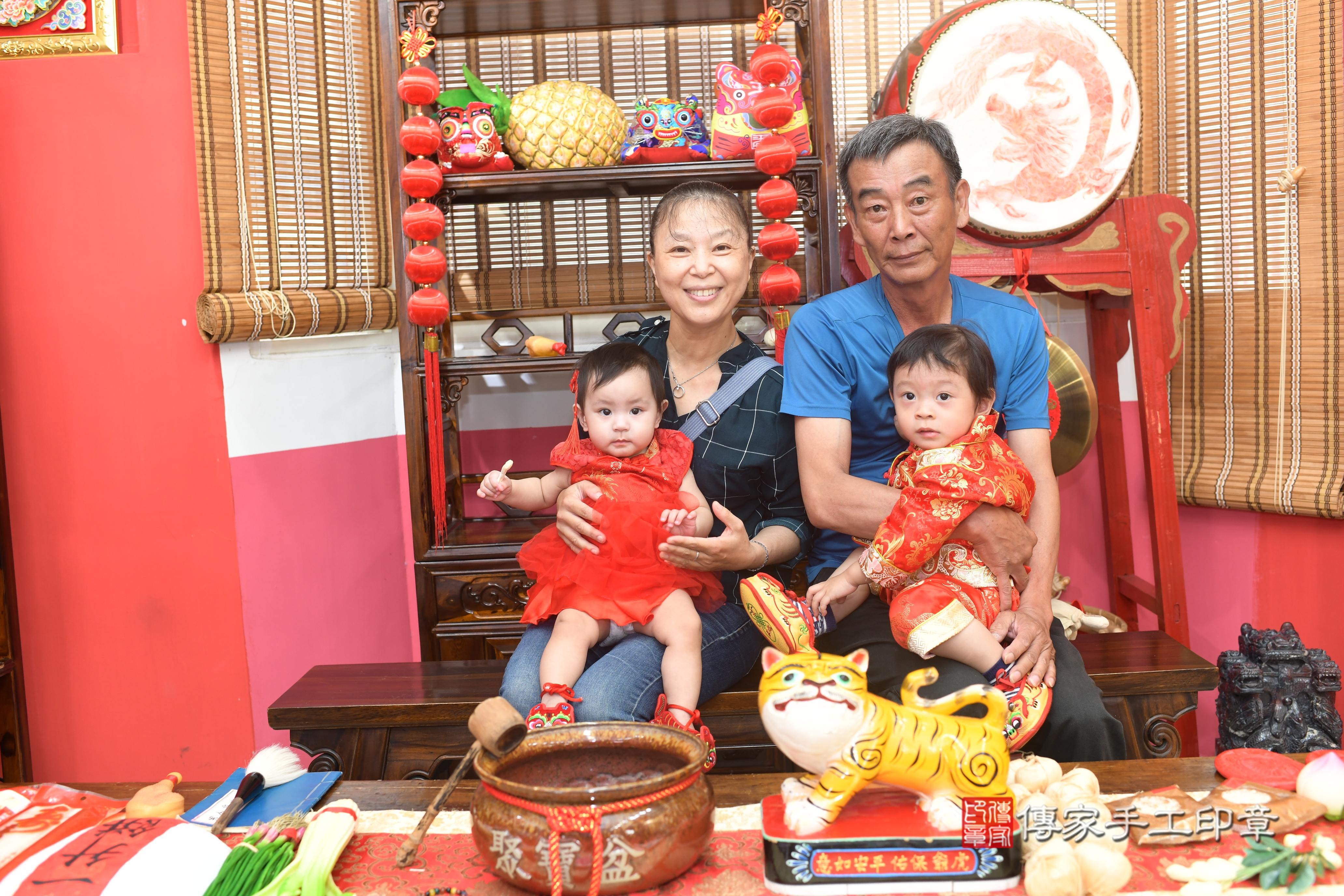 傳家手工印章高雄店、抓周、度脺、中國風會場、傳家嬰兒古禮、吉祥話、抓周道具物品24種、拍照。抓周證書。寶寶抓周、滿周歲、生日快樂、祝福 傳家手工印章高雄店、抓周、度脺、中國風會場、傳家嬰兒古禮、吉祥話、抓周道具物品24種、拍照。抓周證書。寶寶抓周、滿周歲、生日快樂、祝福