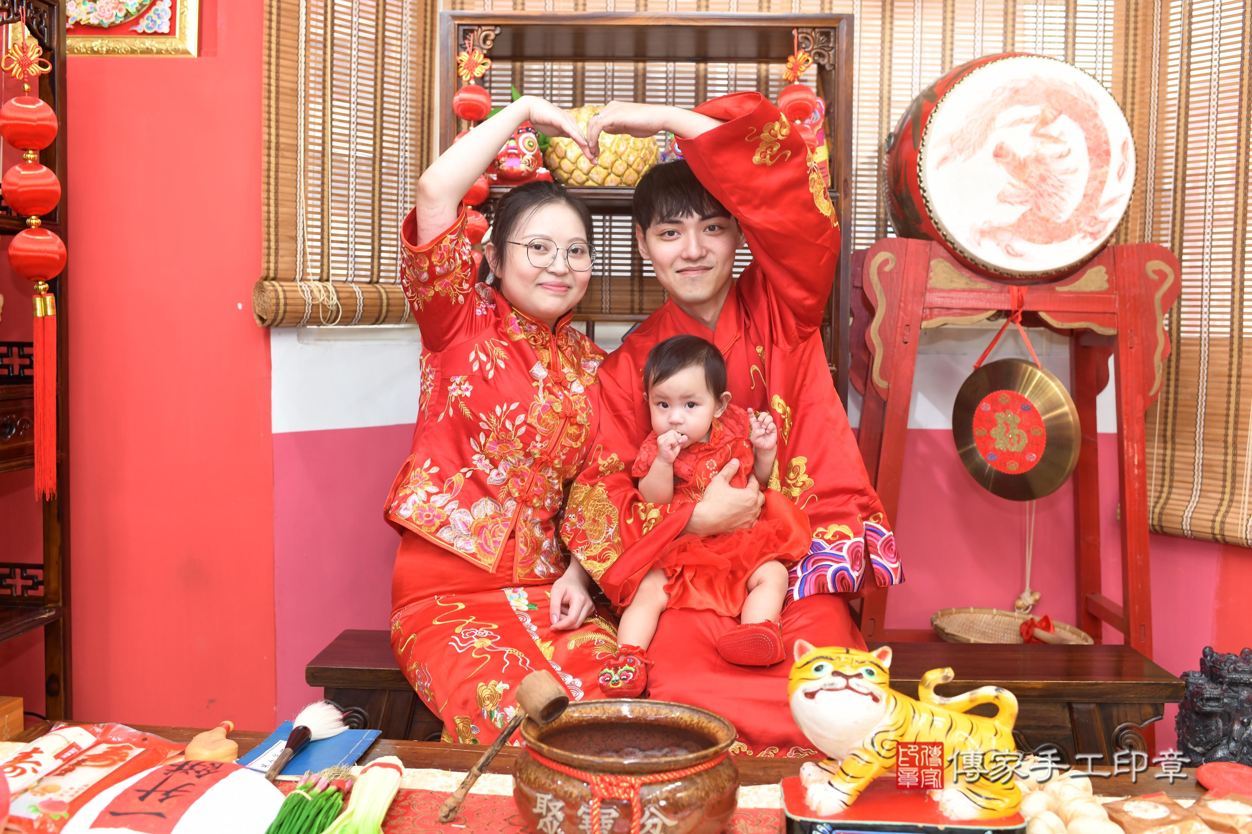 傳家手工印章高雄店、抓周、度脺、中國風會場、傳家嬰兒古禮、吉祥話、抓周道具物品24種、拍照。抓周證書。寶寶抓周、滿周歲、生日快樂、祝福 傳家手工印章高雄店、抓周、度脺、中國風會場、傳家嬰兒古禮、吉祥話、抓周道具物品24種、拍照。抓周證書。寶寶抓周、滿周歲、生日快樂、祝福