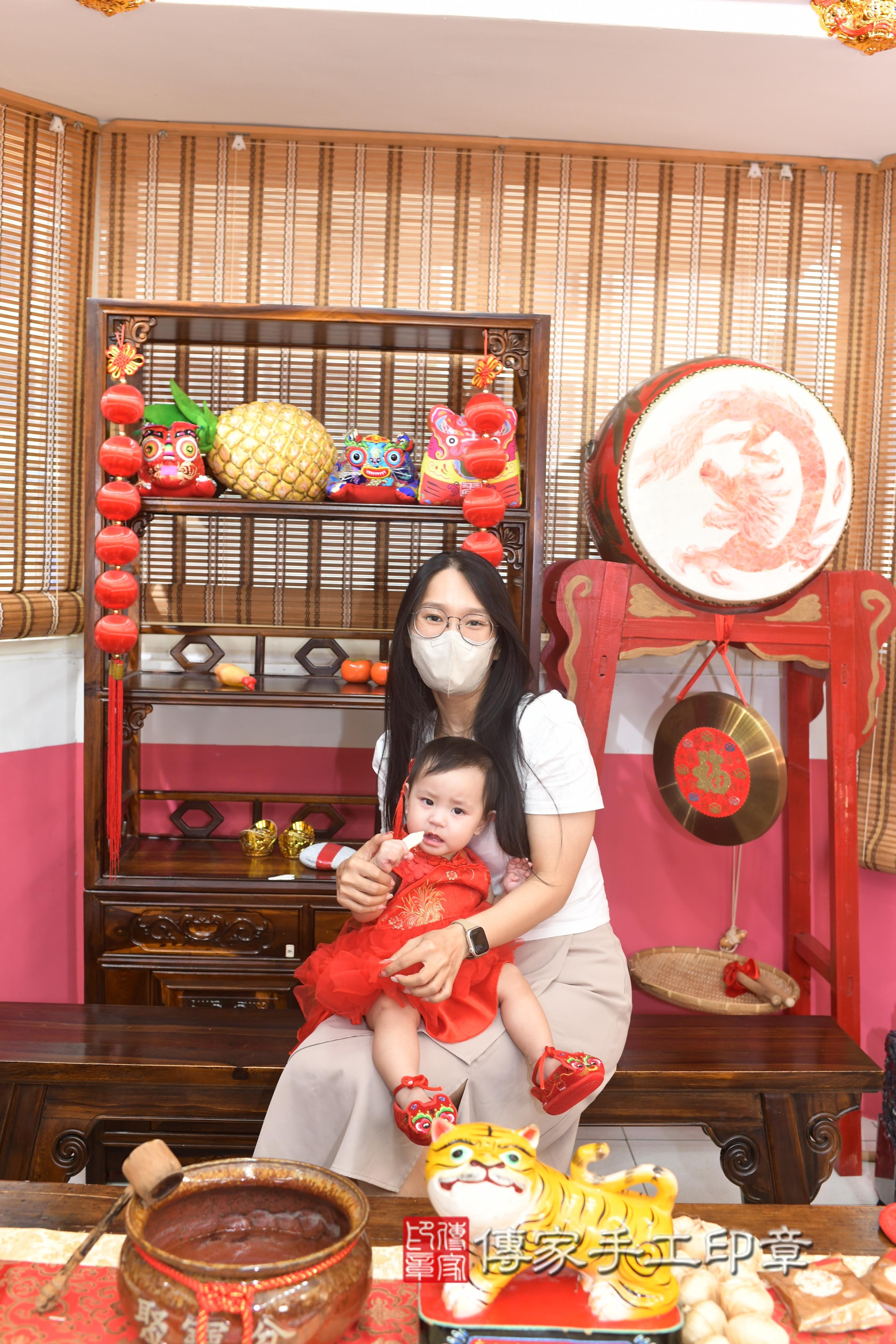 傳家手工印章高雄店、抓周、度脺、中國風會場、傳家嬰兒古禮、吉祥話、抓周道具物品24種、拍照。抓周證書。寶寶抓周、滿周歲、生日快樂、祝福 傳家手工印章高雄店、抓周、度脺、中國風會場、傳家嬰兒古禮、吉祥話、抓周道具物品24種、拍照。抓周證書。寶寶抓周、滿周歲、生日快樂、祝福