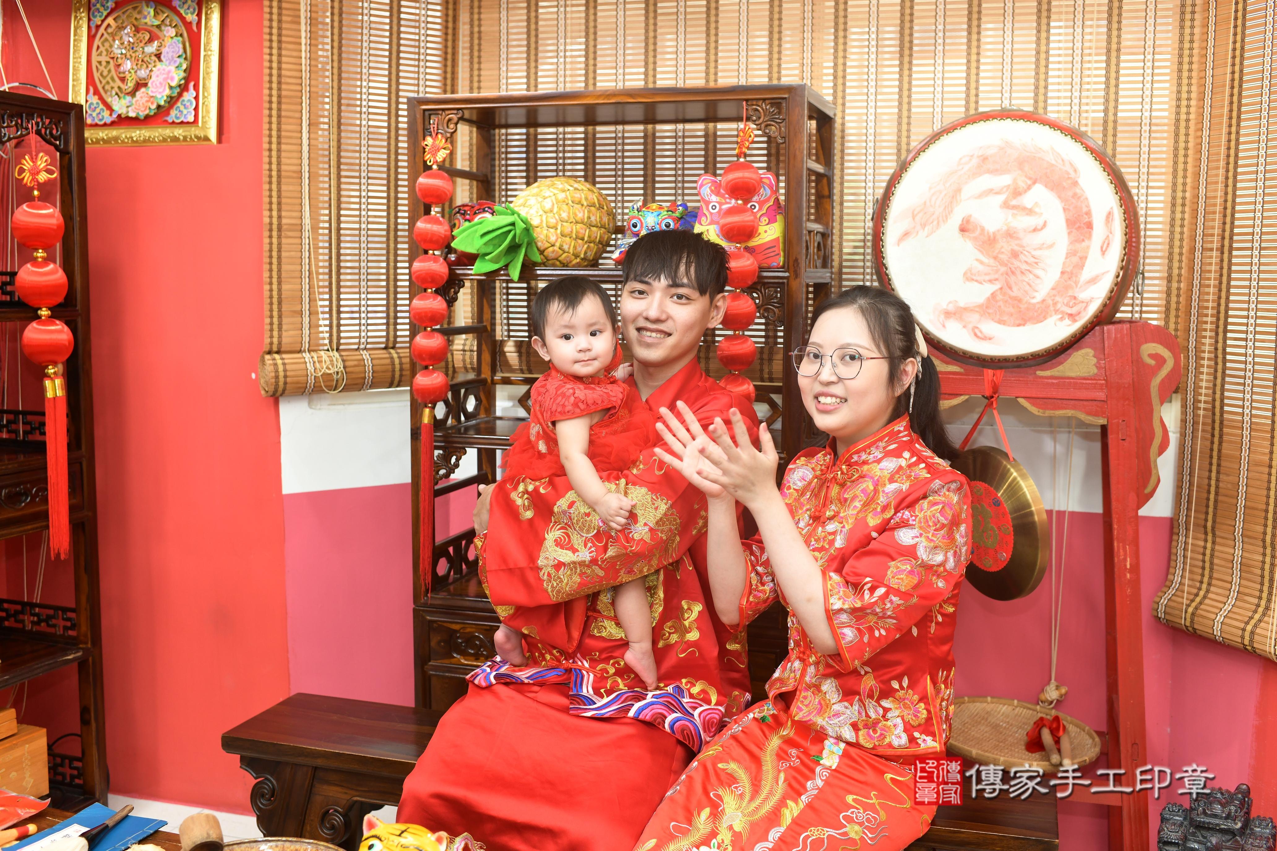 傳家手工印章高雄店、抓周、度脺、中國風會場、傳家嬰兒古禮、吉祥話、抓周道具物品24種、拍照。抓周證書。寶寶抓周、滿周歲、生日快樂、祝福 傳家手工印章高雄店、抓周、度脺、中國風會場、傳家嬰兒古禮、吉祥話、抓周道具物品24種、拍照。抓周證書。寶寶抓周、滿周歲、生日快樂、祝福