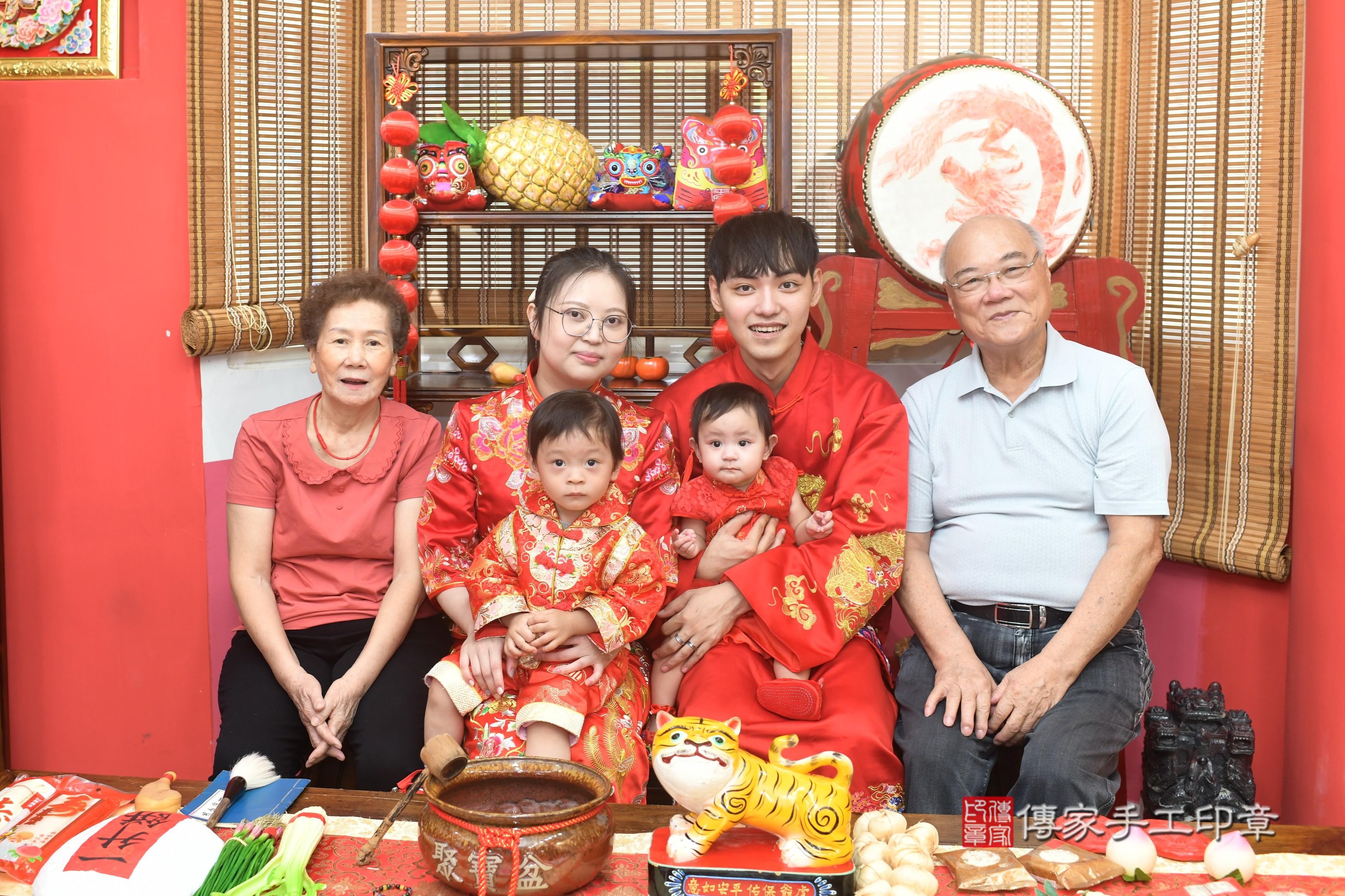 傳家手工印章高雄店、抓周、度脺、中國風會場、傳家嬰兒古禮、吉祥話、抓周道具物品24種、拍照。抓周證書。寶寶抓周、滿周歲、生日快樂、祝福 傳家手工印章高雄店、抓周、度脺、中國風會場、傳家嬰兒古禮、吉祥話、抓周道具物品24種、拍照。抓周證書。寶寶抓周、滿周歲、生日快樂、祝福