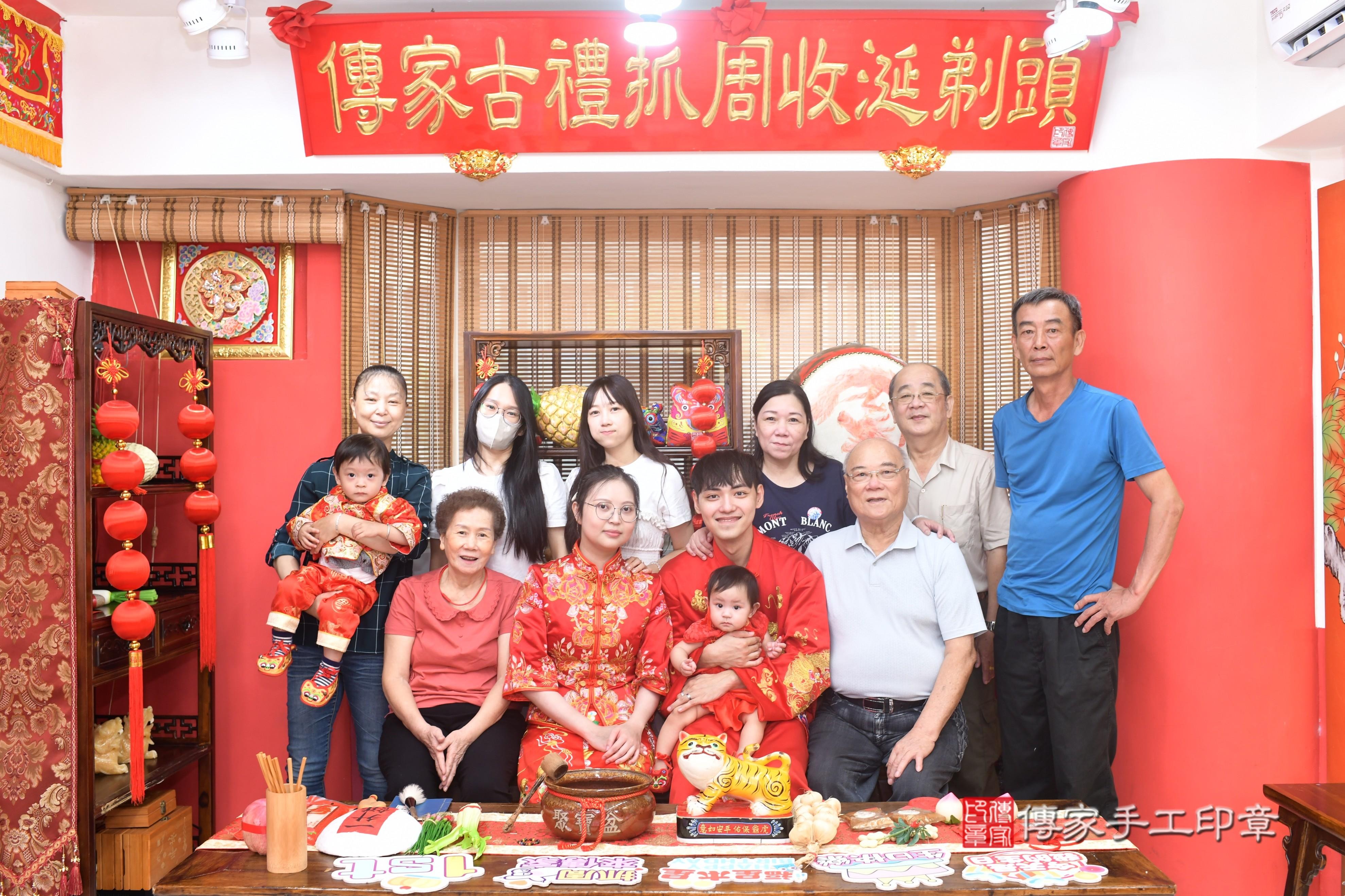 傳家手工印章高雄店、抓周、度脺、中國風會場、傳家嬰兒古禮、吉祥話、抓周道具物品24種、拍照。抓周證書。寶寶抓周、滿周歲、生日快樂、祝福 傳家手工印章高雄店、抓周、度脺、中國風會場、傳家嬰兒古禮、吉祥話、抓周道具物品24種、拍照。抓周證書。寶寶抓周、滿周歲、生日快樂、祝福