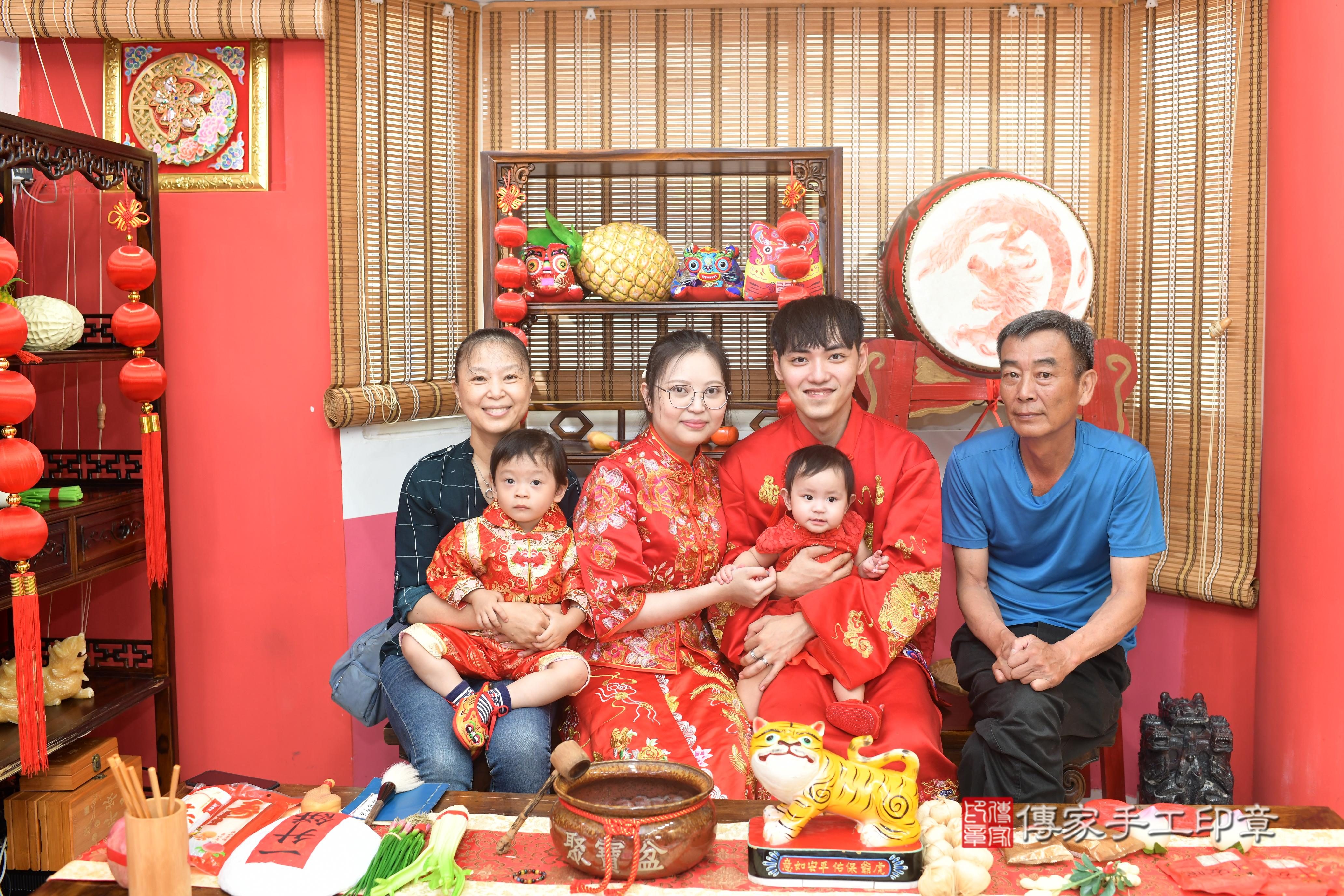 傳家手工印章高雄店、抓周、度脺、中國風會場、傳家嬰兒古禮、吉祥話、抓周道具物品24種、拍照。抓周證書。寶寶抓周、滿周歲、生日快樂、祝福 傳家手工印章高雄店、抓周、度脺、中國風會場、傳家嬰兒古禮、吉祥話、抓周道具物品24種、拍照。抓周證書。寶寶抓周、滿周歲、生日快樂、祝福